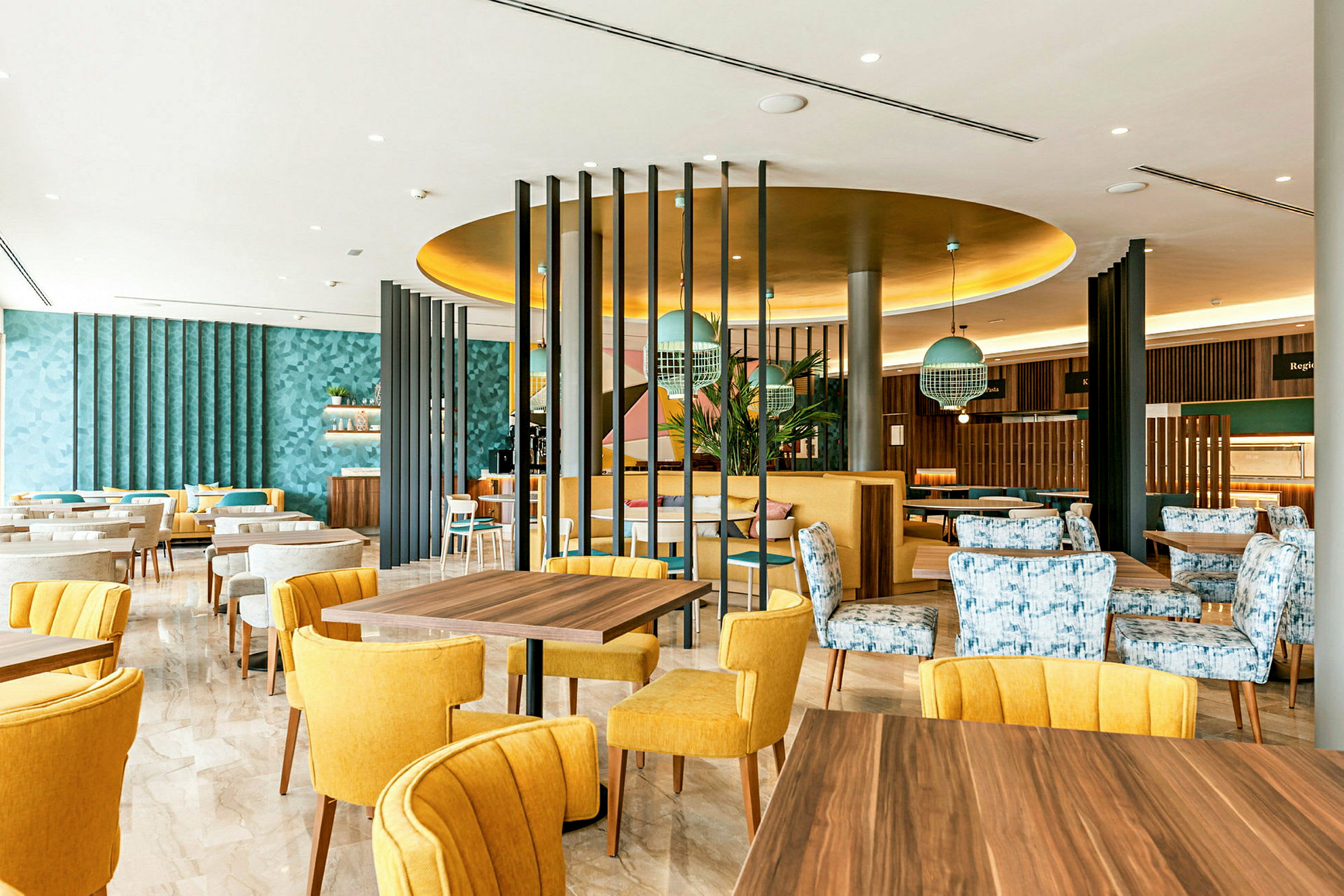 En modern restaurang med färgglada möbler och stilren inredning. (AI-genererad text)