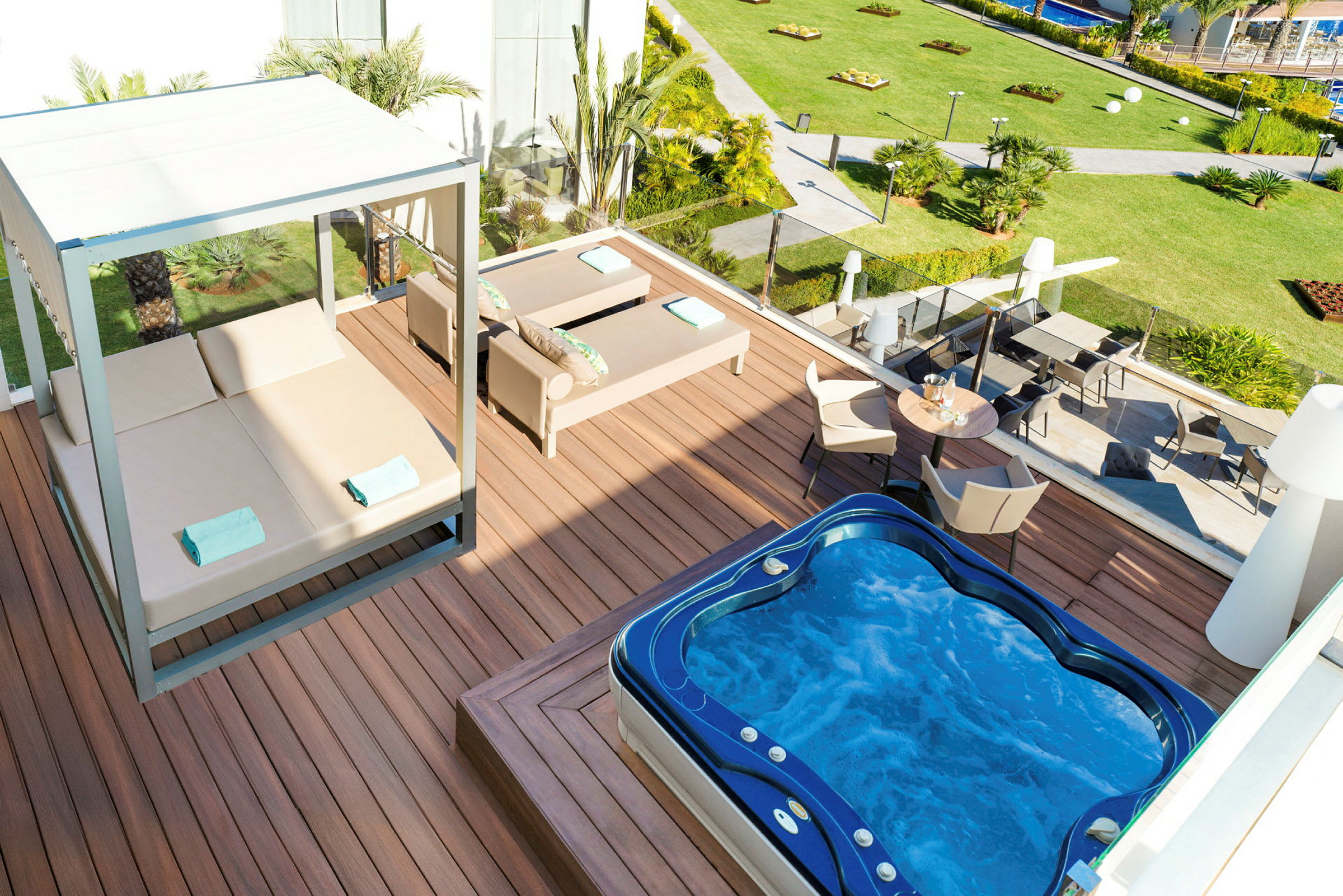 Utomhusområde med jacuzzi, solstolar och sittgrupp. (AI-genererad text)