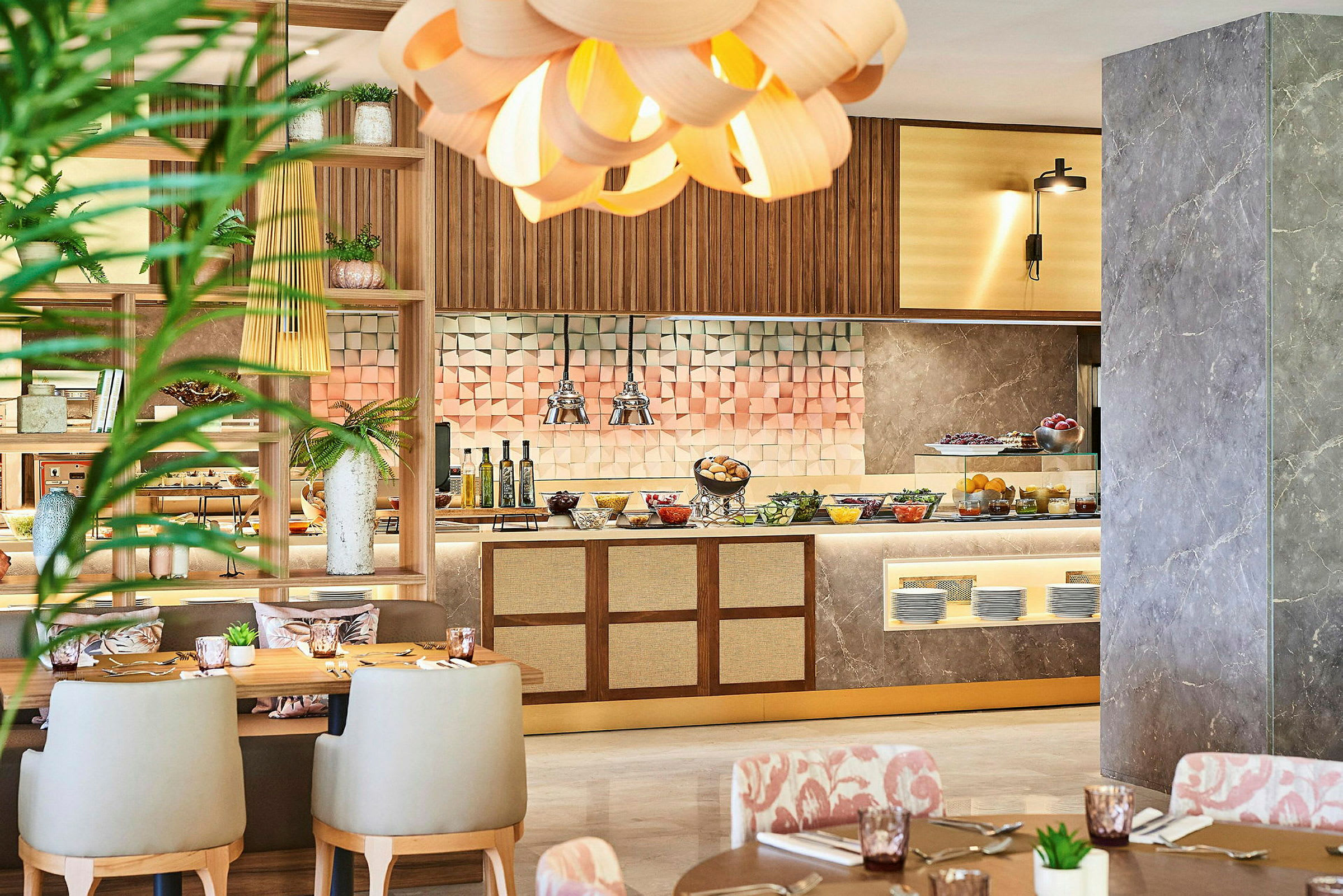 Inredning av en restaurang med ett välfyllt bufféområde. (AI-genererad text)