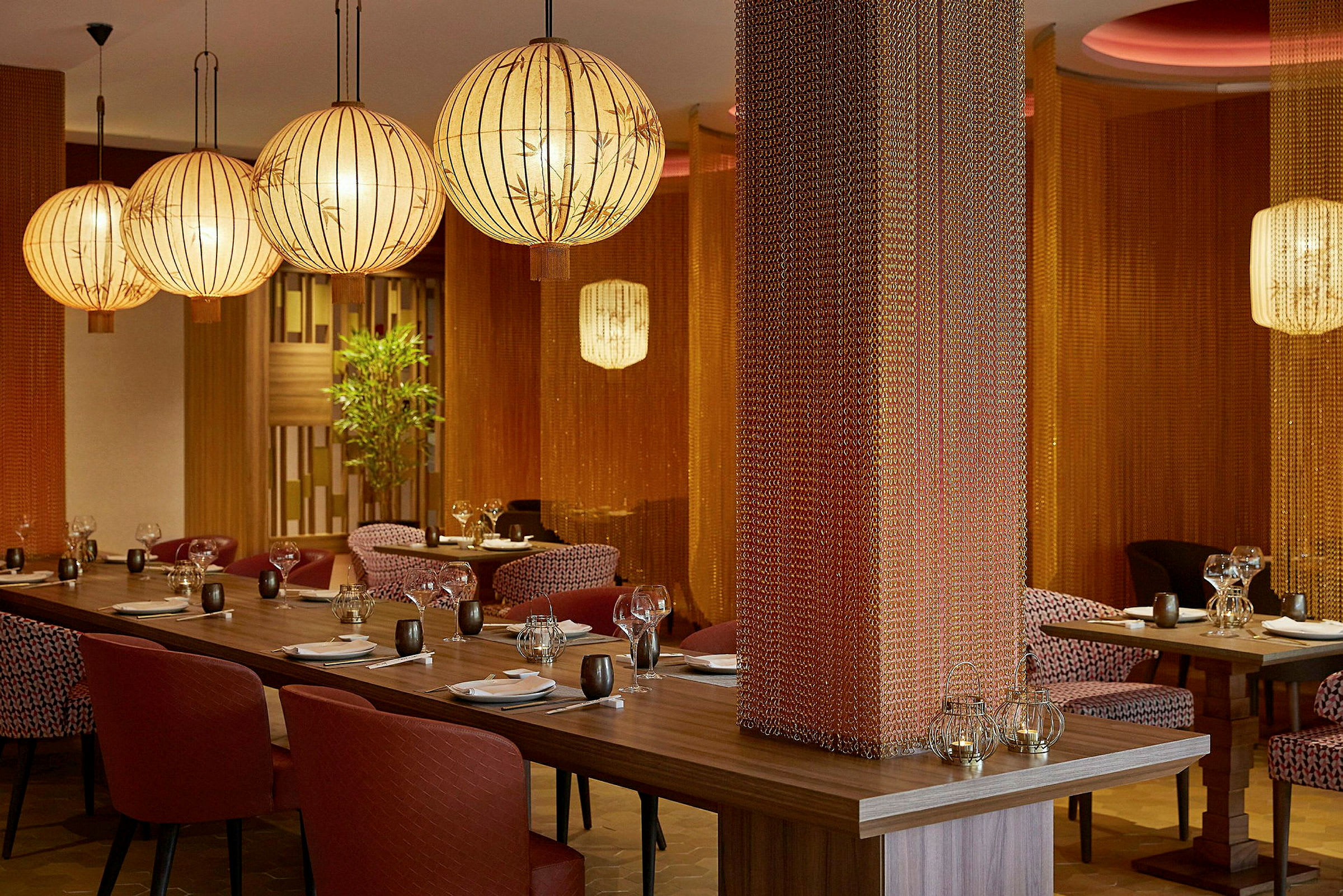 Restaurang interiör med elegant belysning och dukade bord. (AI-genererad text)