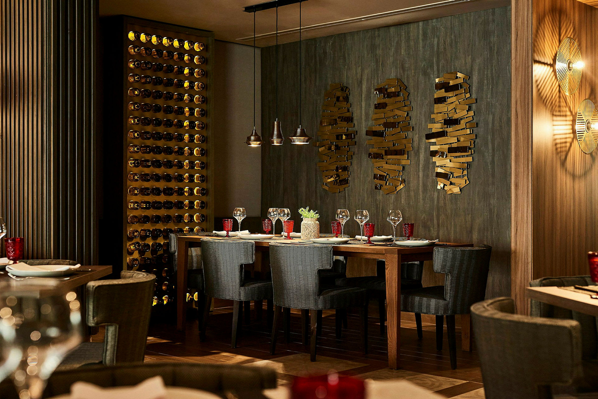 Elegant restaurangmiljö med vinflaskor på hylla och dukade bord. (AI-genererad text)