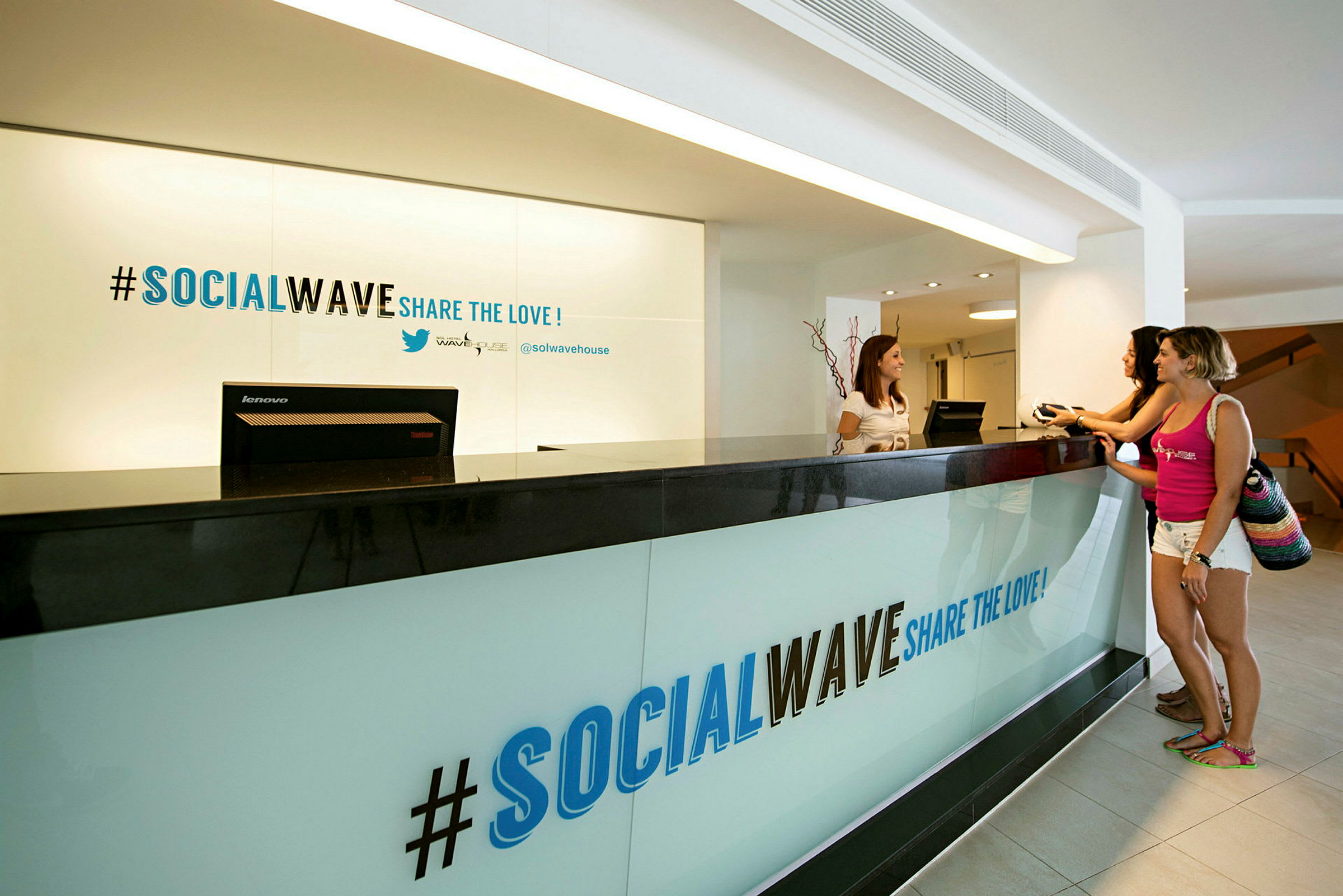 Reception med texten "#SocialWave Share the Love" på väggen bakom. (AI-genererad text)
