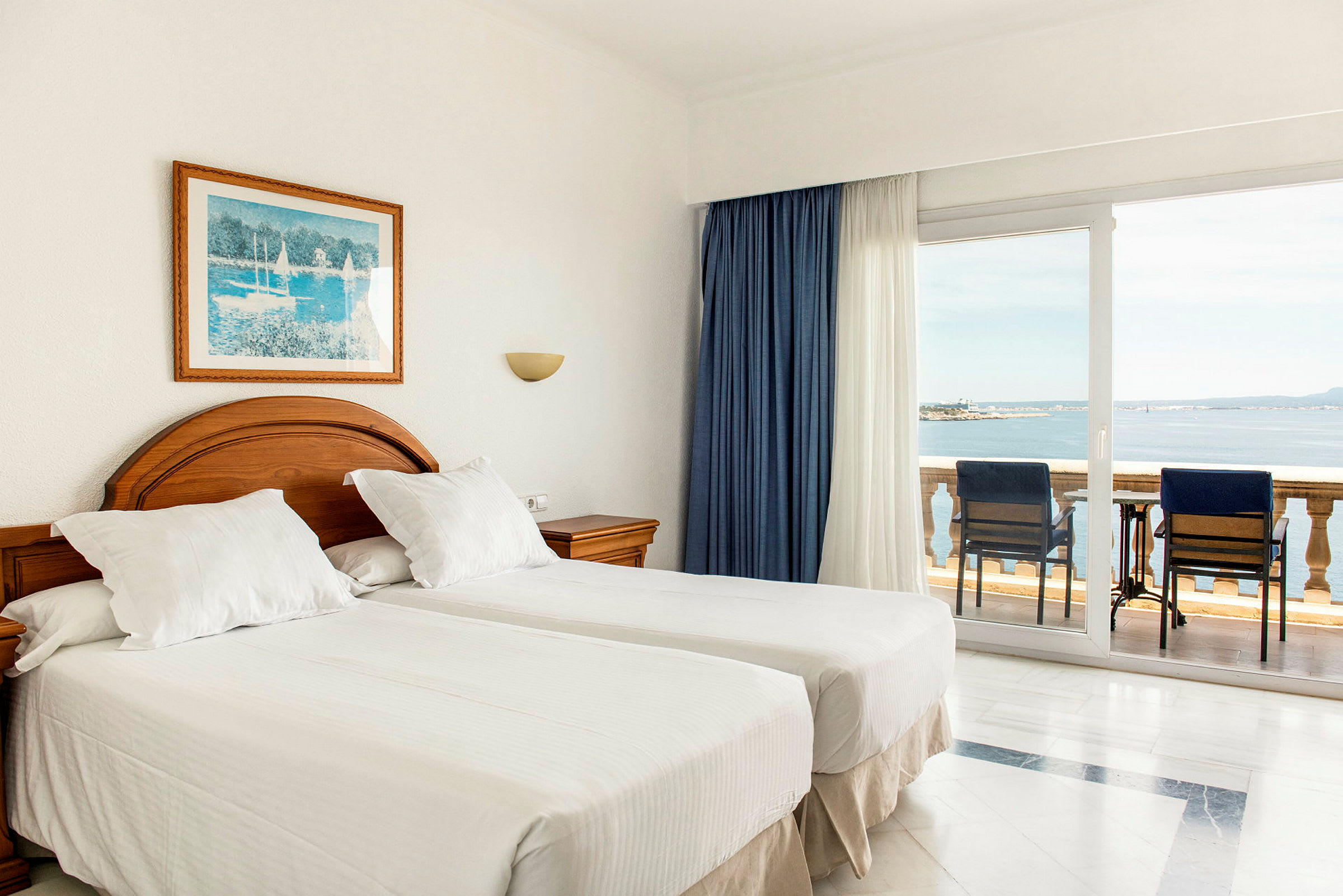 Hotellrum med två enkelsängar och balkong med havsutsikt. (AI-genererad text)