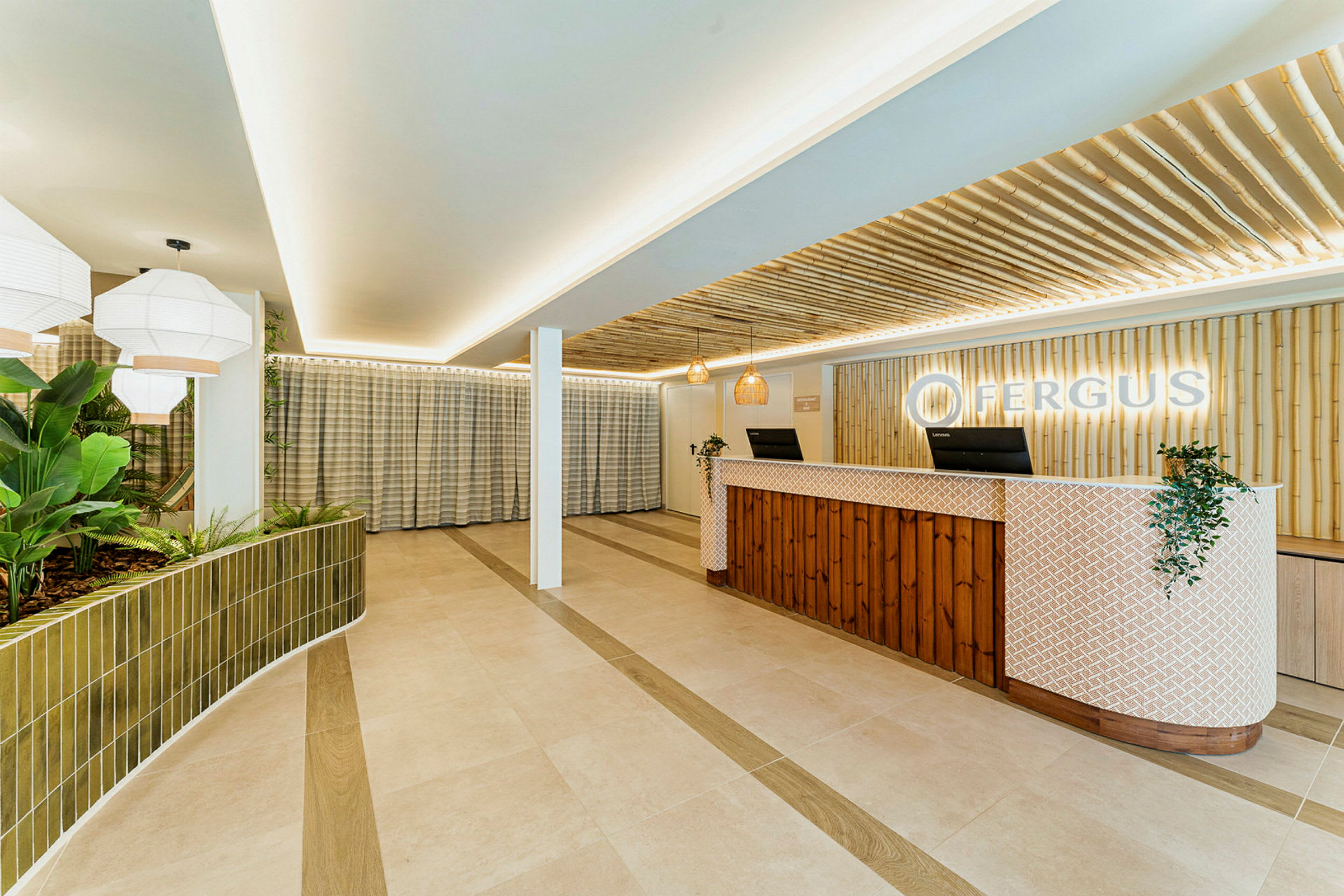 Bild av en reception med en elegant design, trägolv, bambupaneler och växter som dekoration. (AI-genererad text)