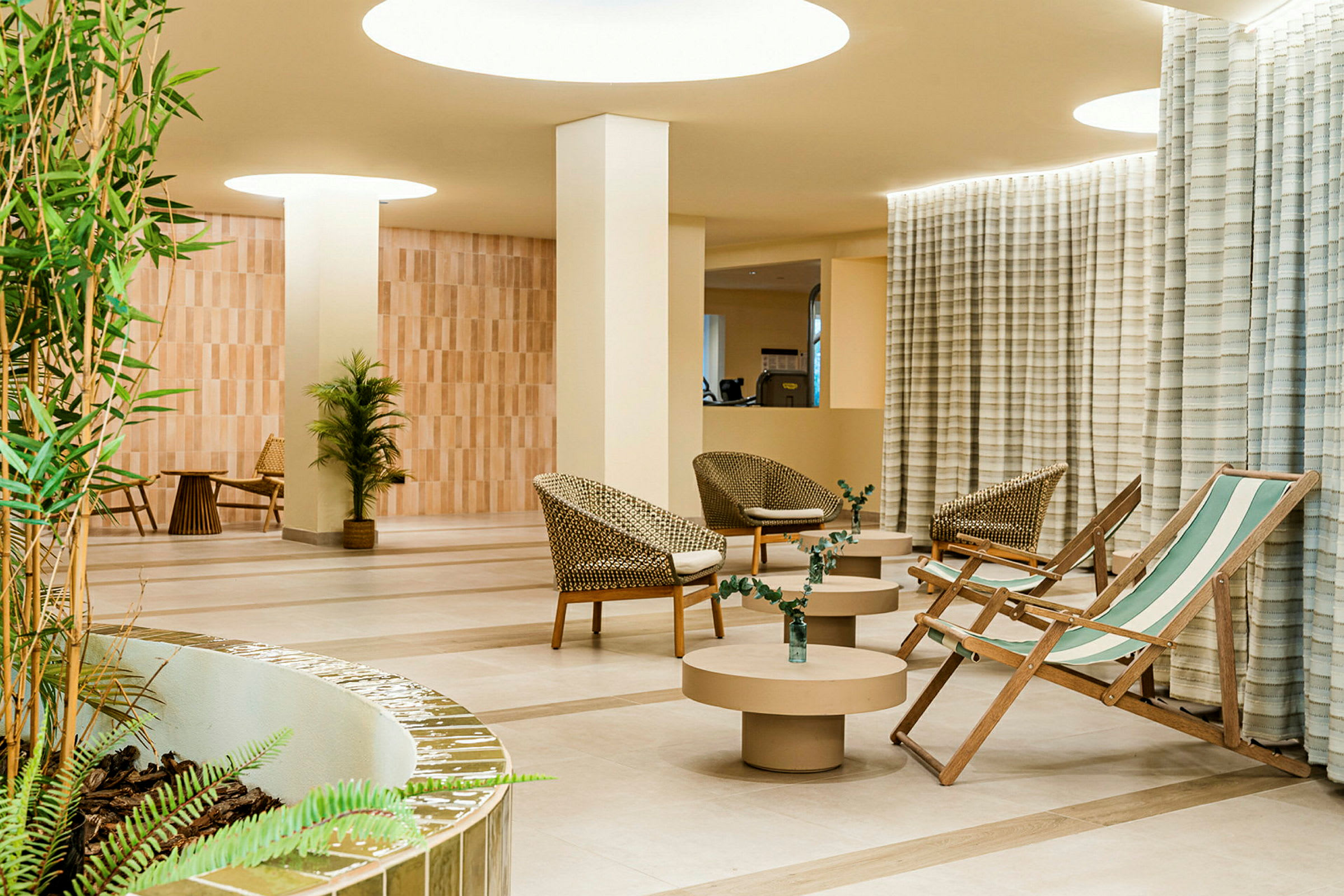 Ljus och modern lounge med sittplatser och växter. (AI-genererad text)
