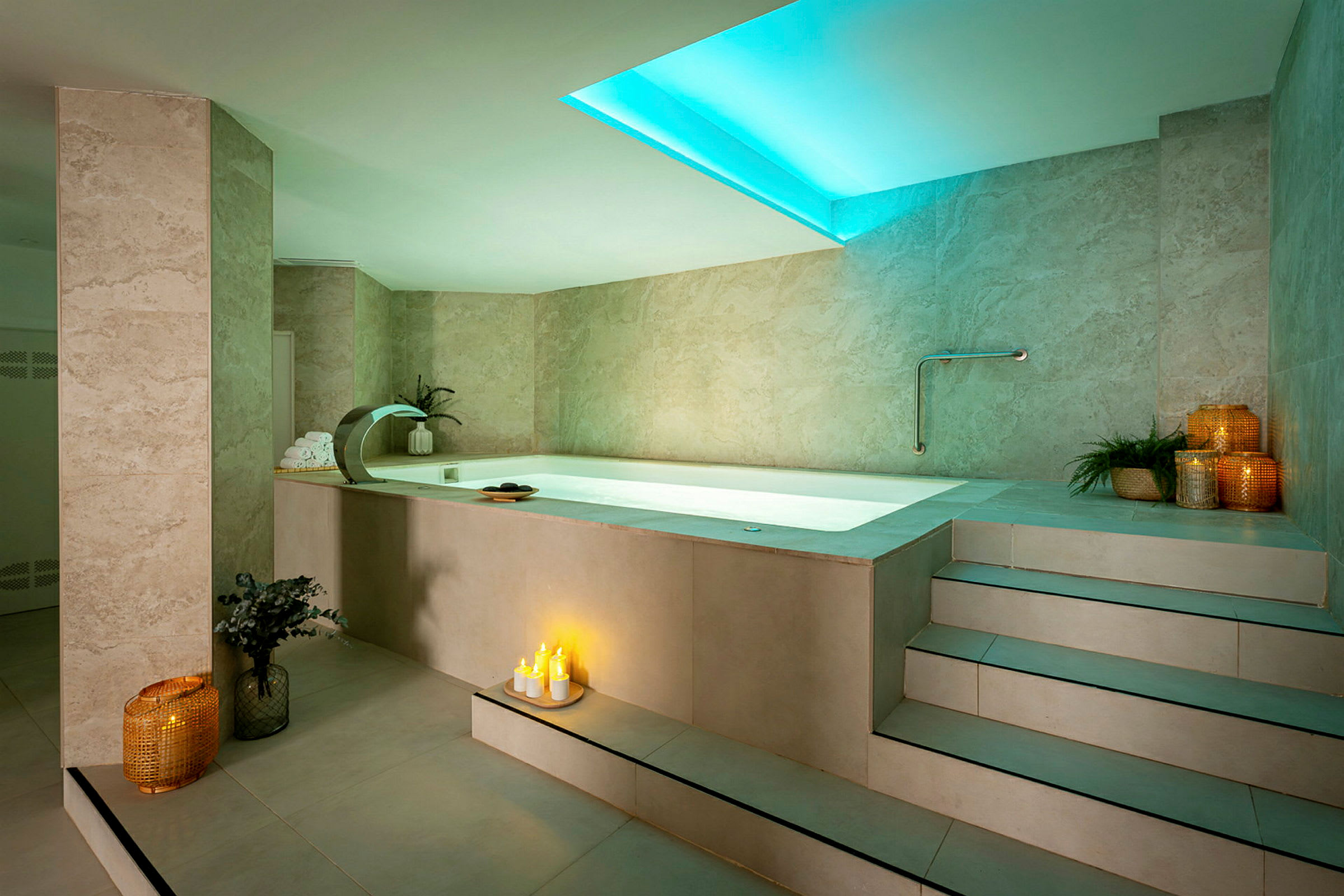 Elegant inomhusbadrum med jacuzzi och dämpad belysning. (AI-genererad text)