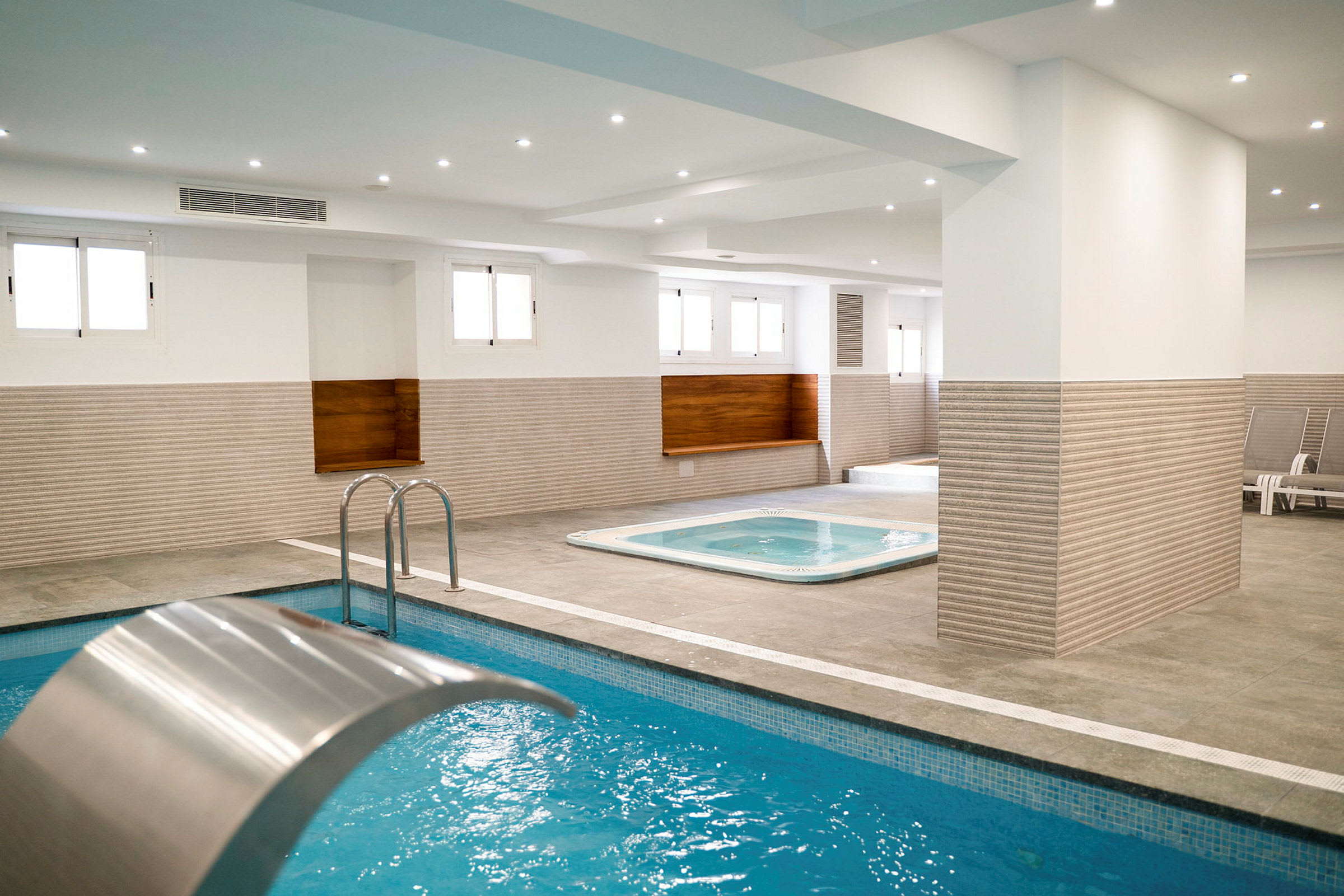 Inomhusspa med pool och bubbelbad. (AI-genererad text)