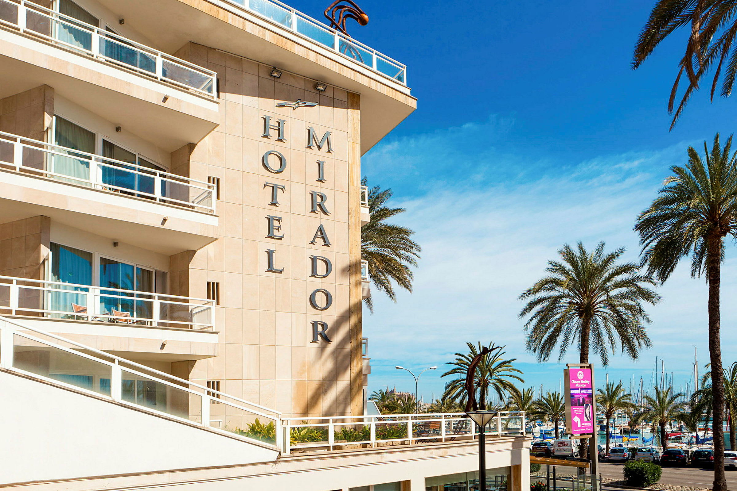 Hotell Mirador med balkonger och palmer i bakgrunden. (AI-genererad text)