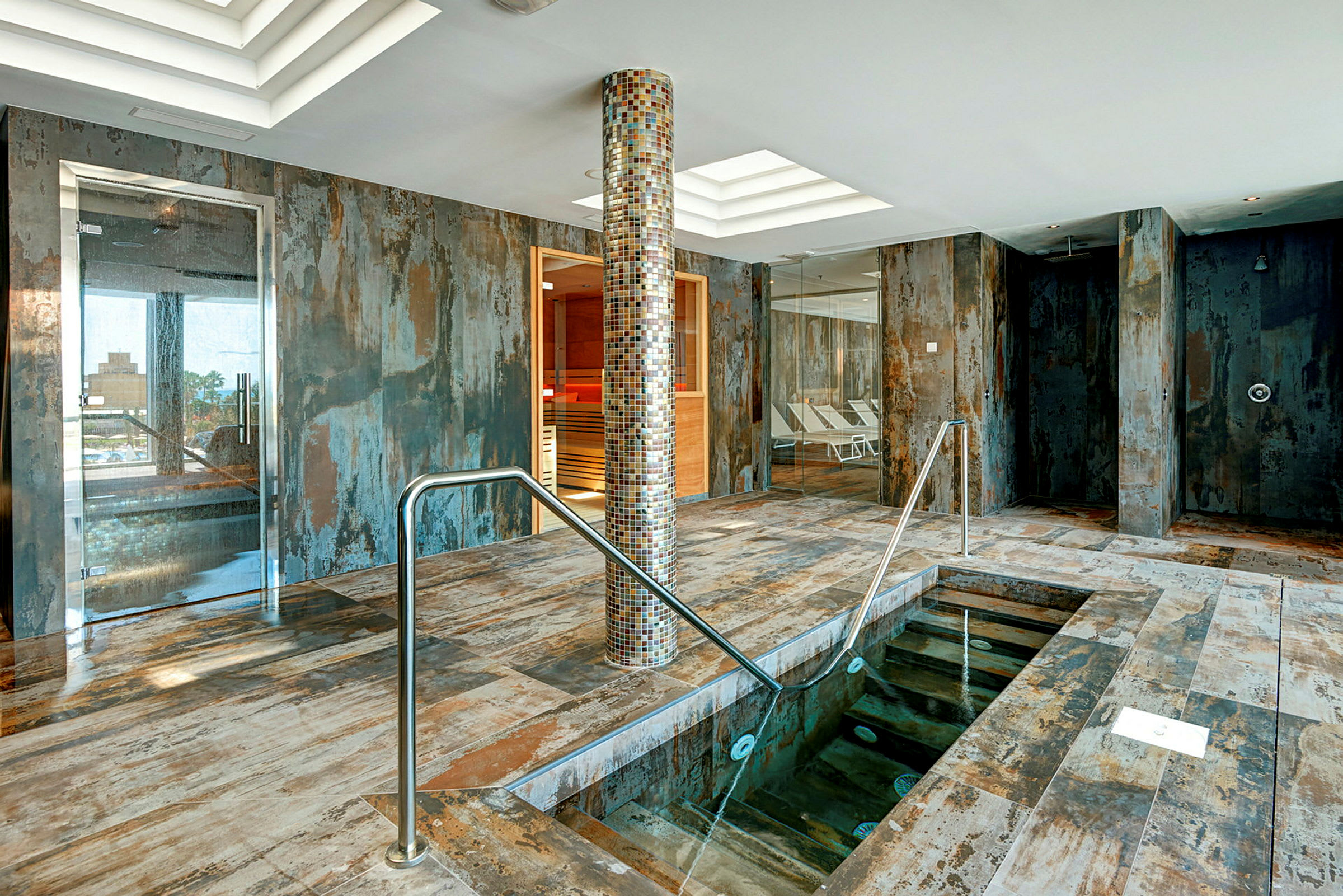 Ett modernt spa med små bassänger och mosaikinredning. (AI-genererad text)