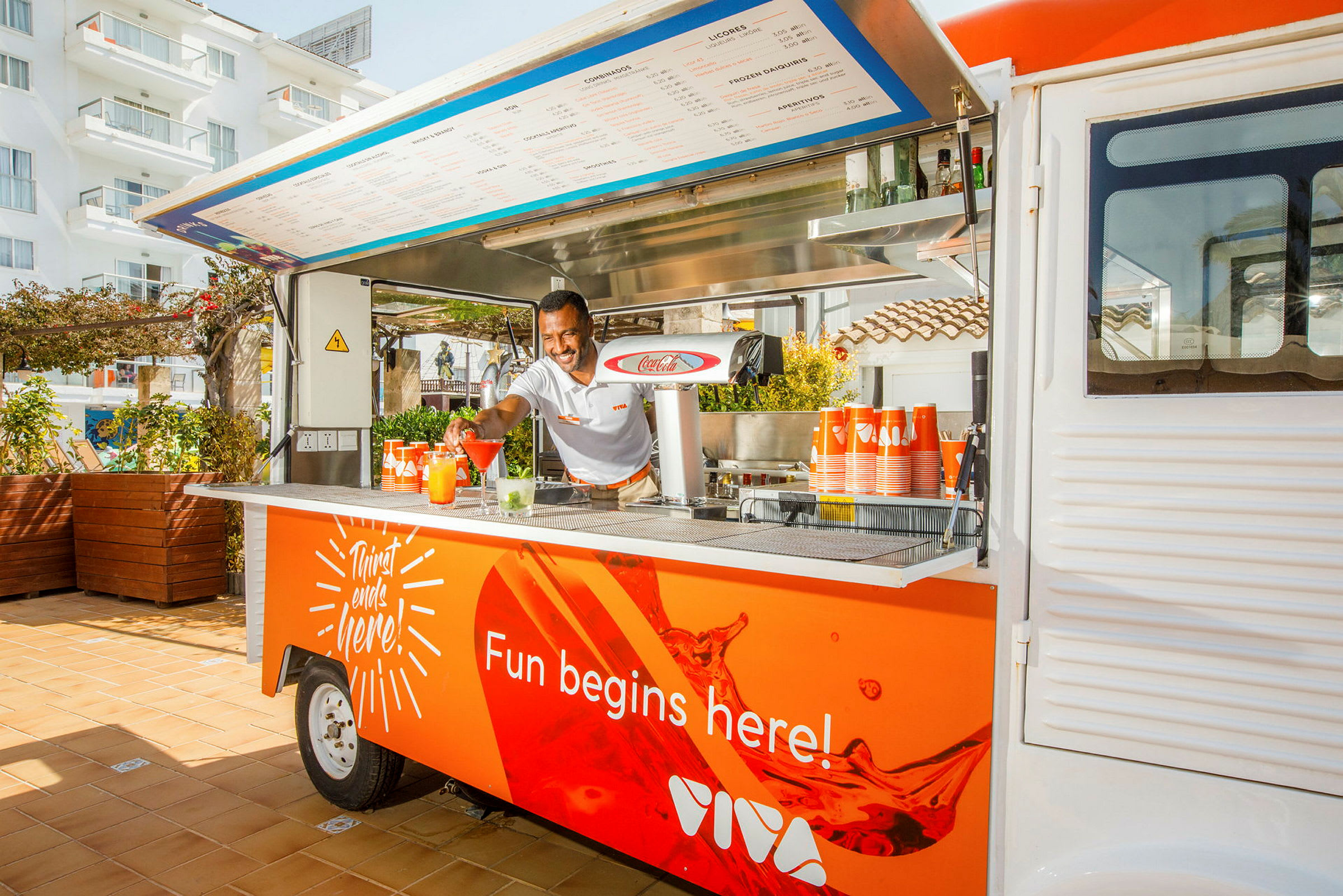 En mobil dryckesbar med orange design och texten 'Fun begins here!'. (AI-genererad text)