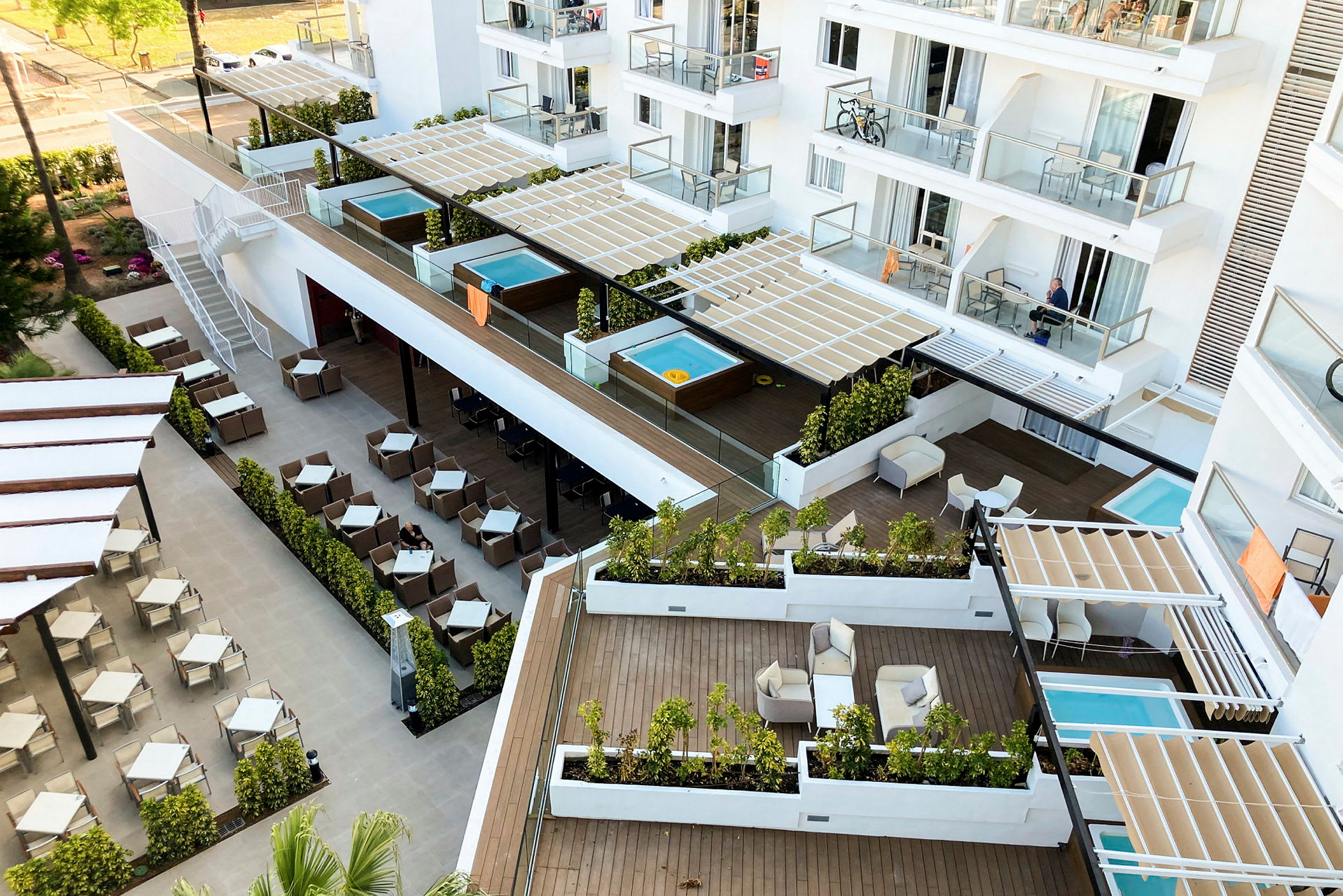 Vy över hotellkomplex med balkonger och terrasser. (AI-genererad text)