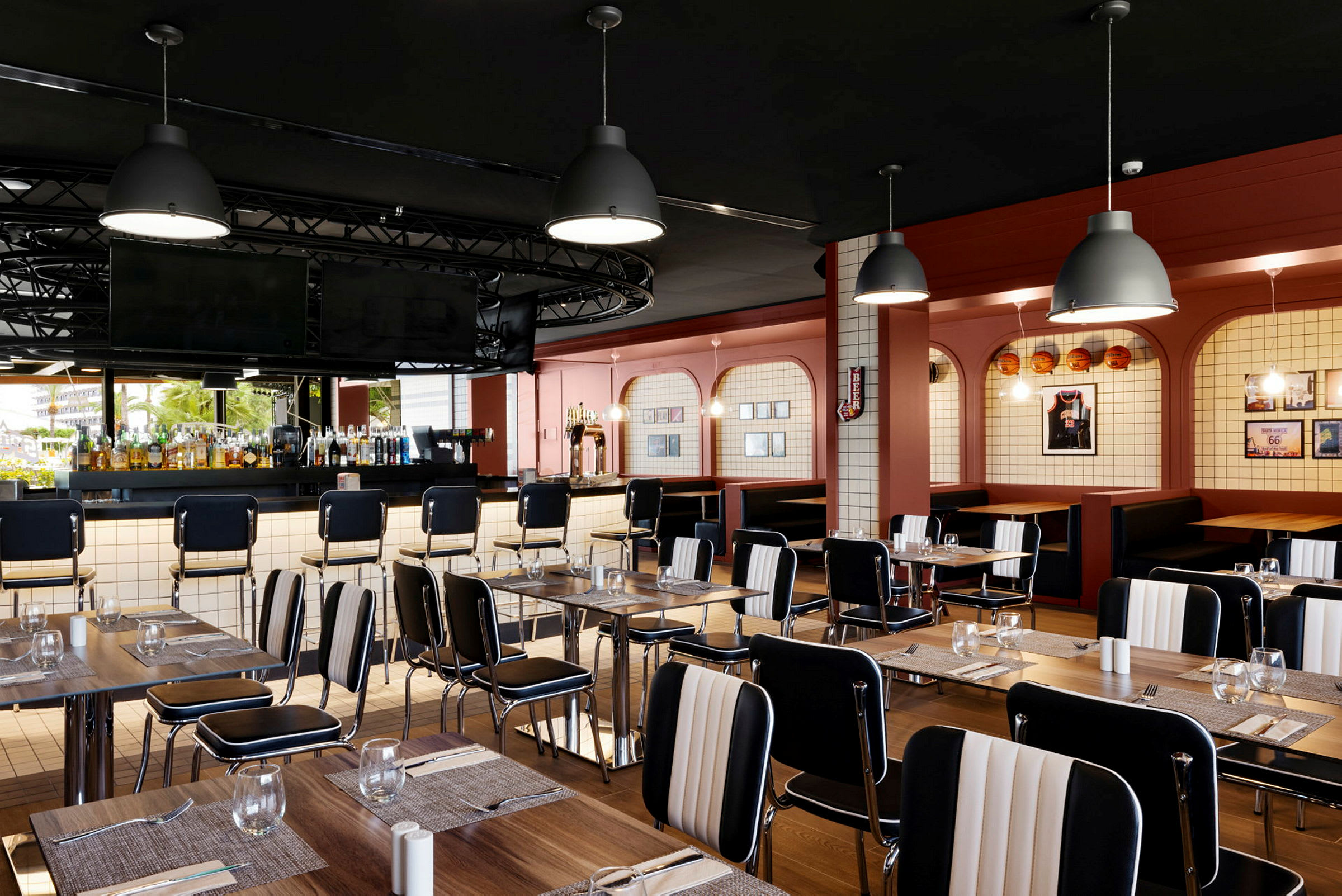 En modern restaurang med bordsplatser och en bardisk. (AI-genererad text)