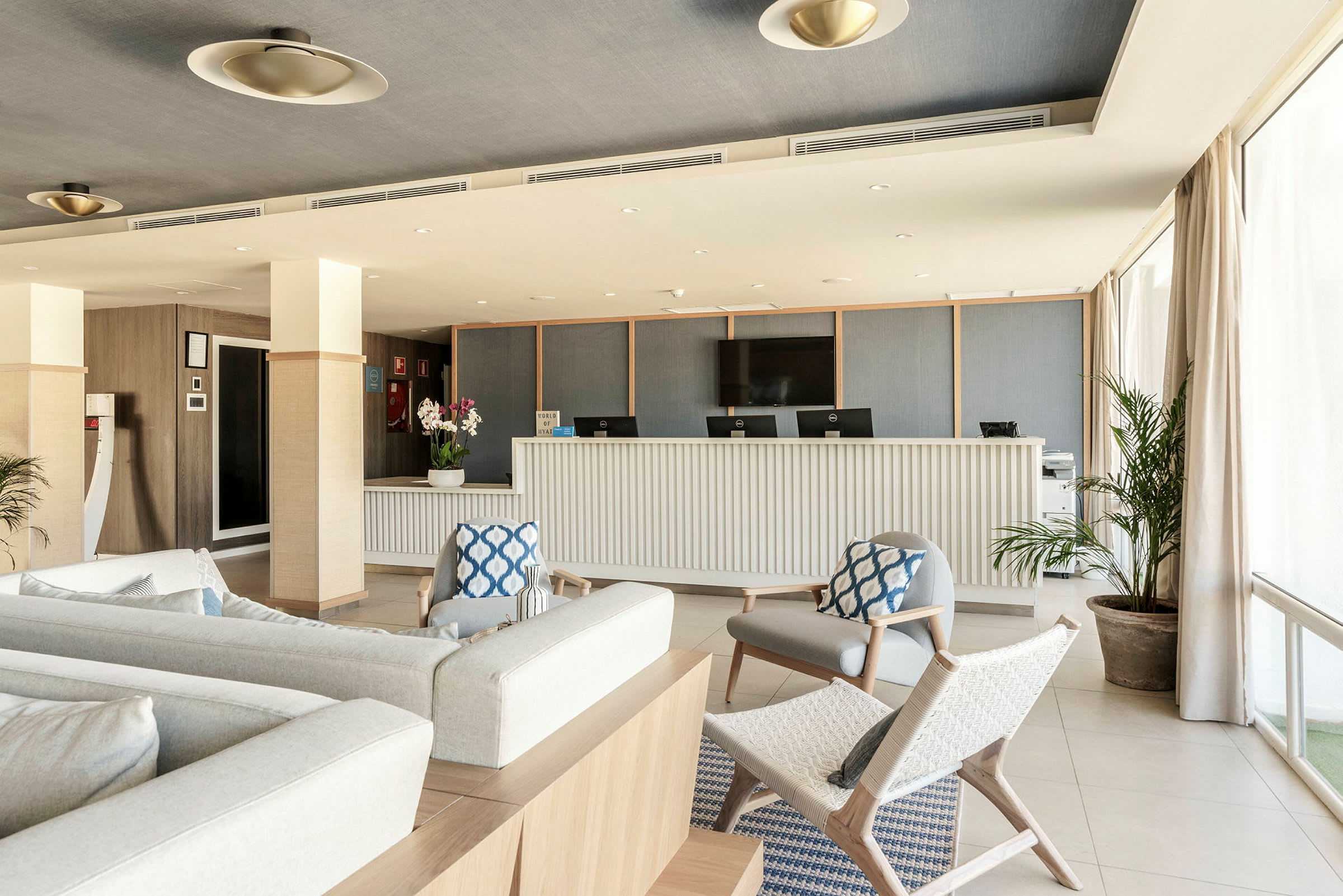 Ett hotellrum med reception och sittgrupp. (AI-genererad text)