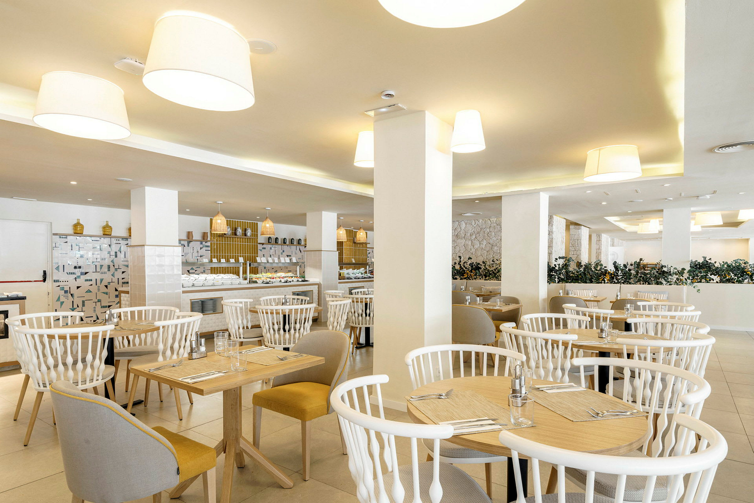 Ljusa matsalsstolar och bord placerade i en elegant restaurang. (AI-genererad text)