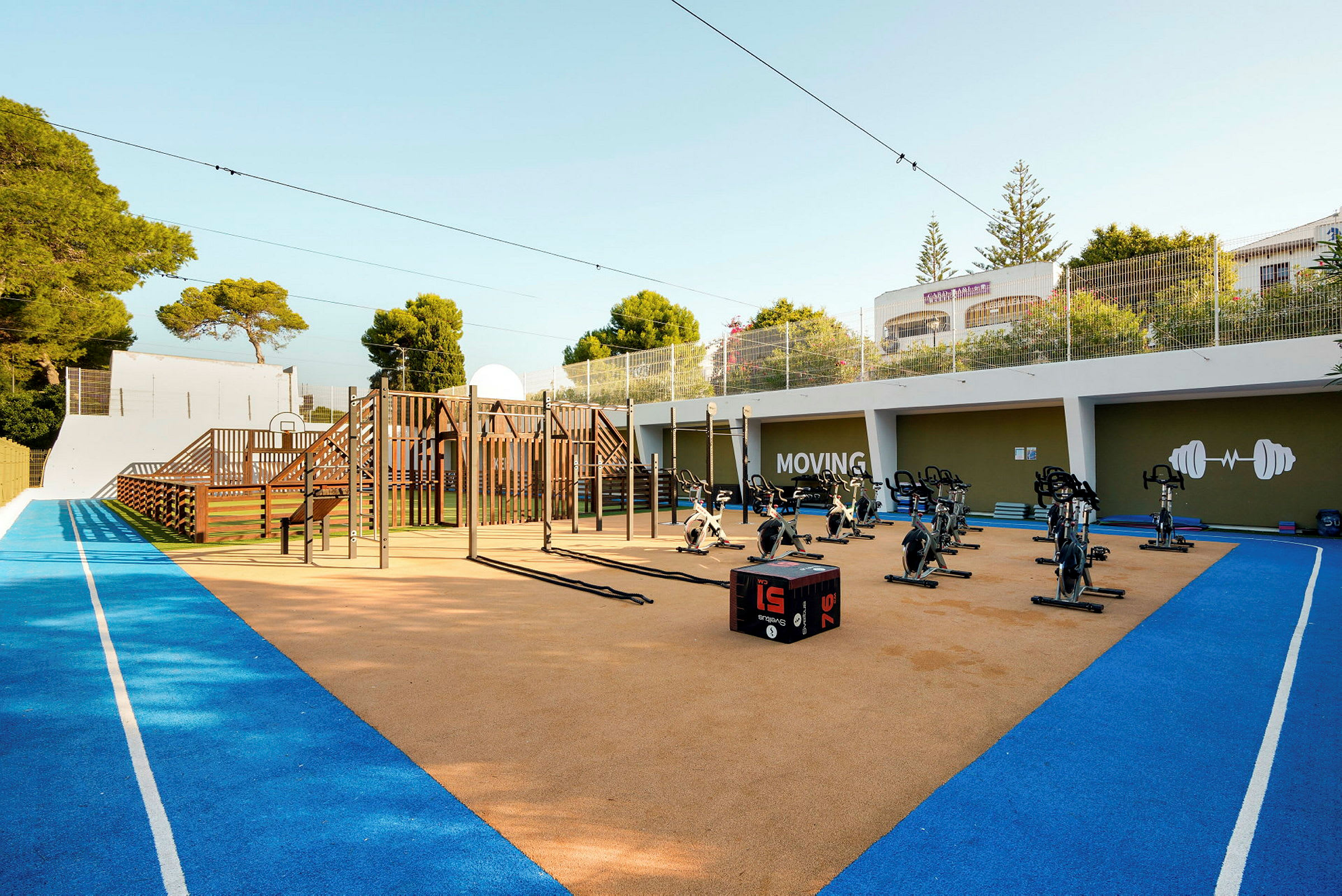 Utomhus fitnessområde med träningsutrustning och löparbanor. (AI-genererad text)
