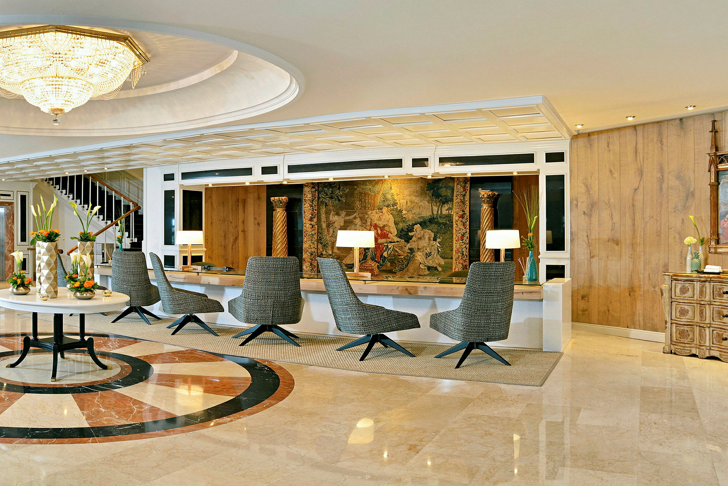 Hotellreception med sittplatser och dekorerad interiör. (AI-genererad text)