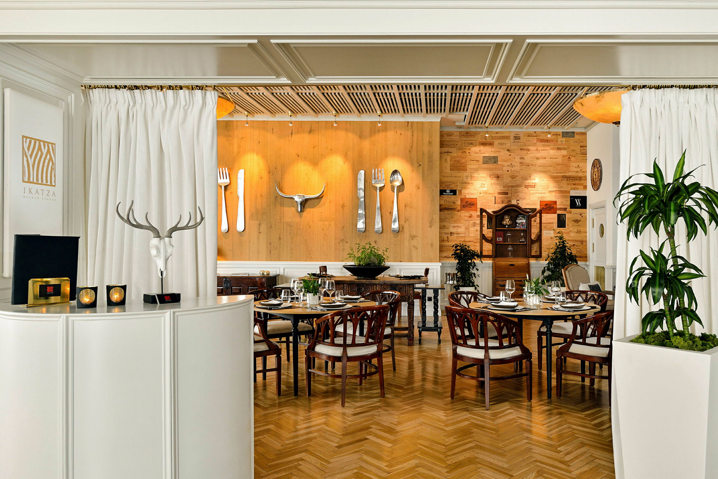 En elegant restauranginteriör med uppdukade bord och trädetaljer på väggarna. (AI-genererad text)