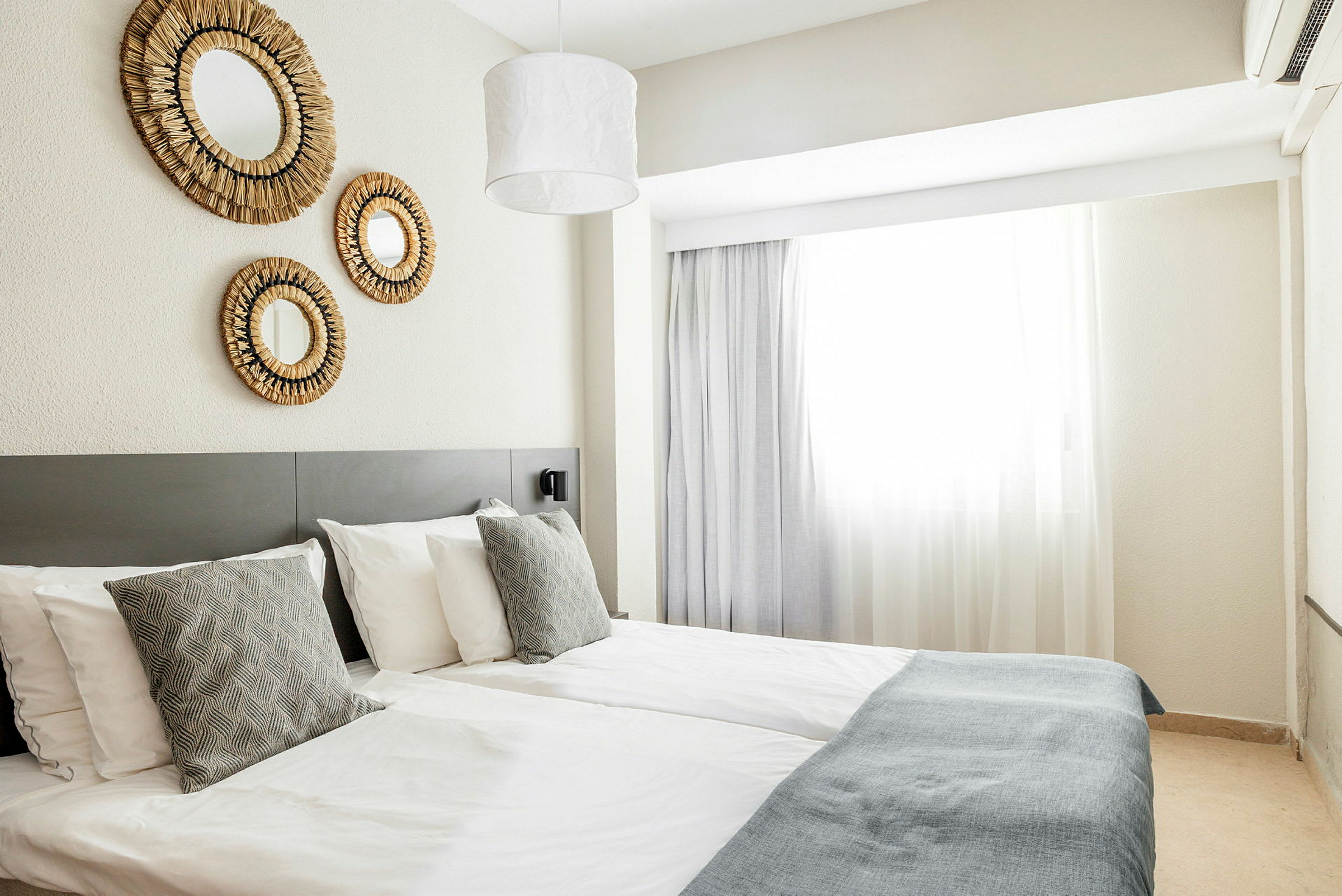 Hotellrum med två enkelsängar och väggdekorationer. (AI-genererad text)