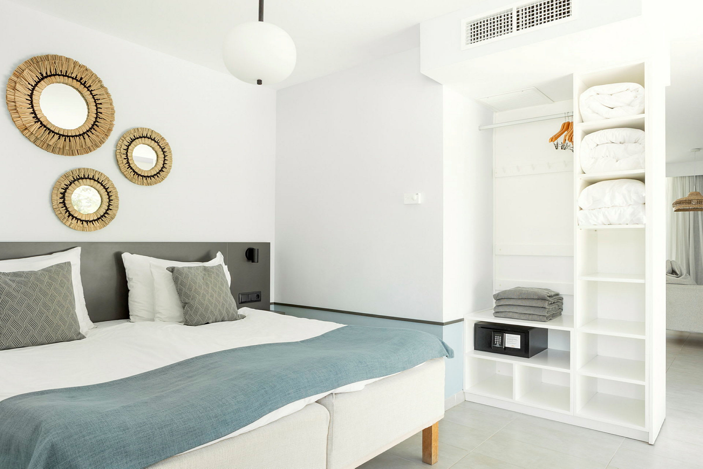 Modernt hotellrum med dubbelsäng och förvaring. (AI-genererad text)