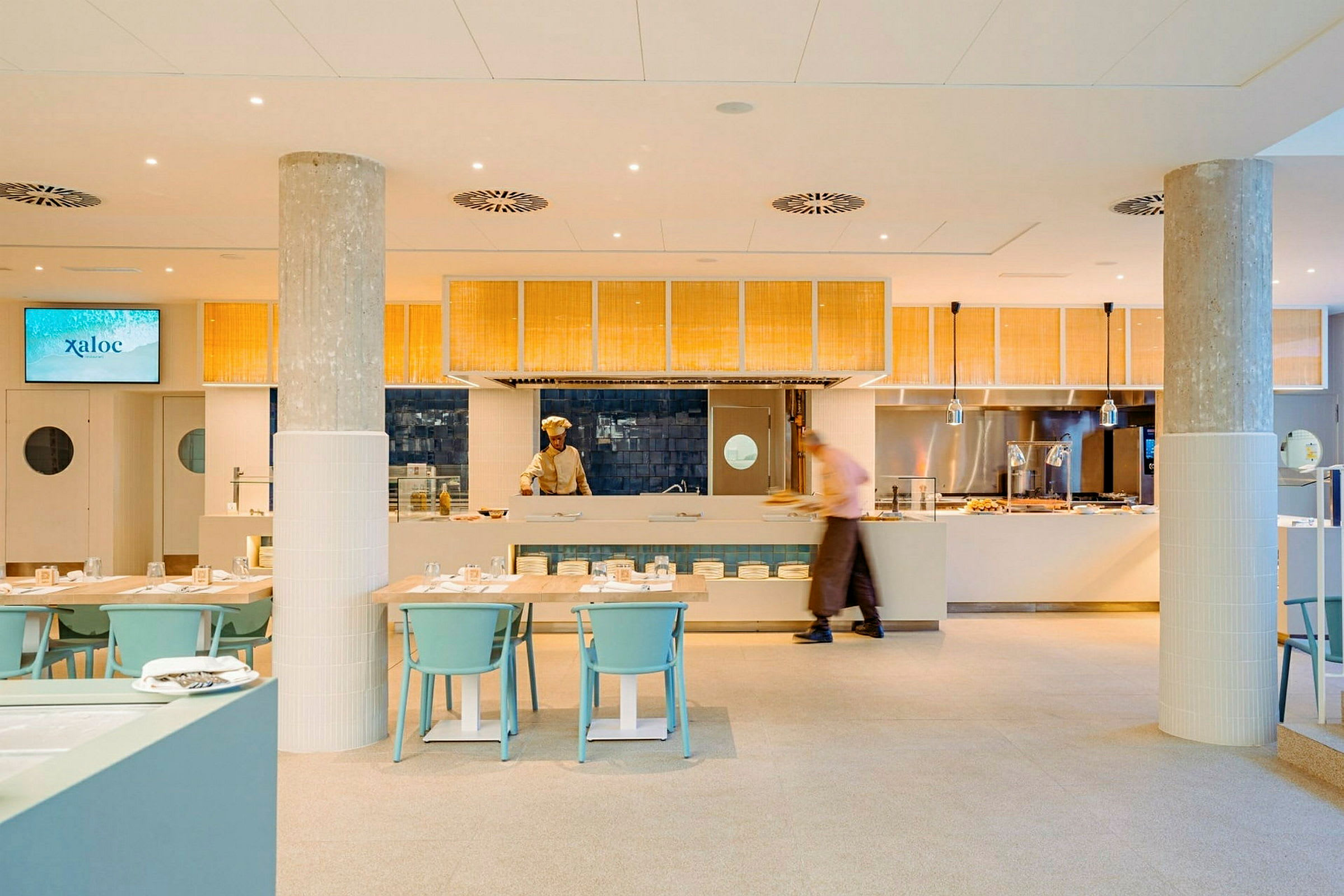 Restaurang med öppet kök och moderna möbler. (AI-genererad text)