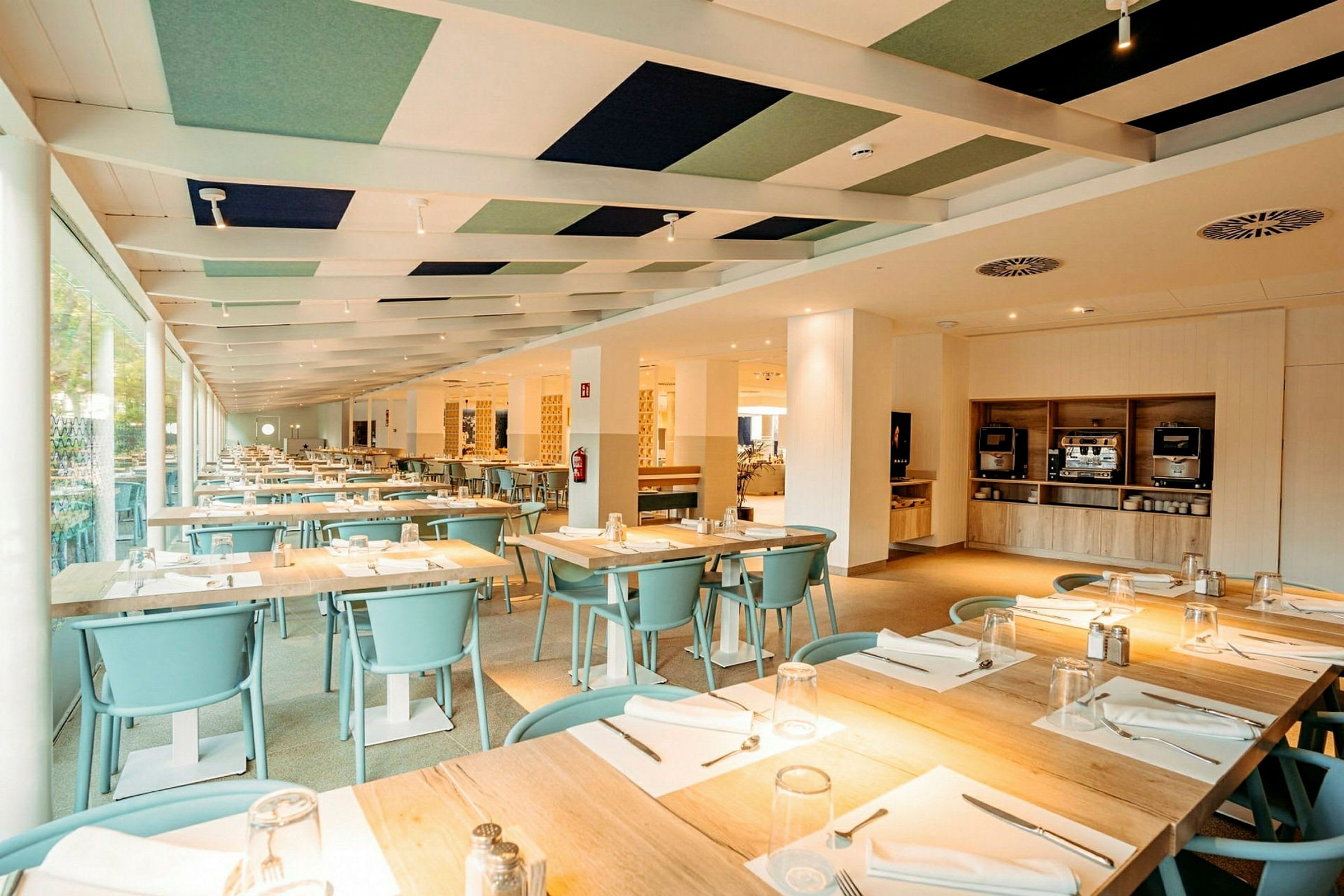 Inomhusmiljö av en restaurang med dukade bord och ljus interiör. (AI-genererad text)