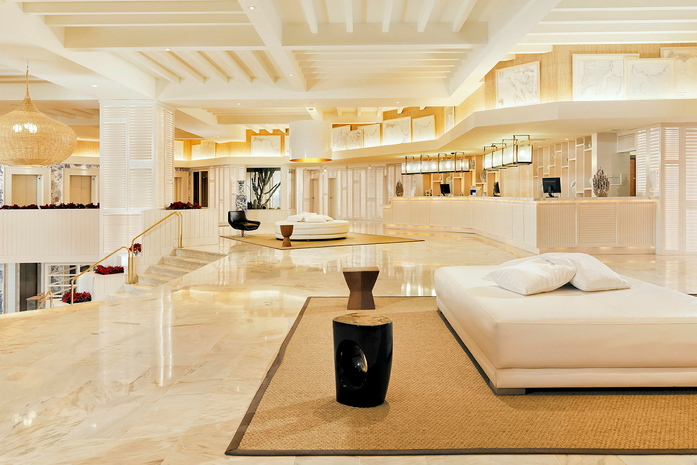 Hotellobby med marmorgolv, moderna möbler och receptionen i bakgrunden. (AI-genererad text)
