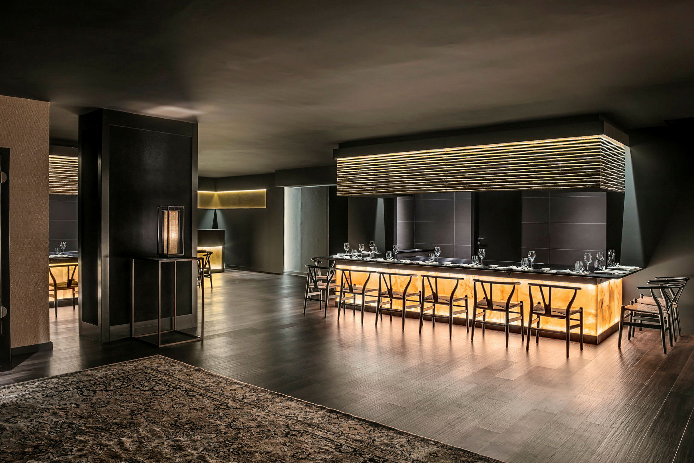En elegant restaurang med en upplyst bardisk och moderna möbler. (AI-genererad text)
