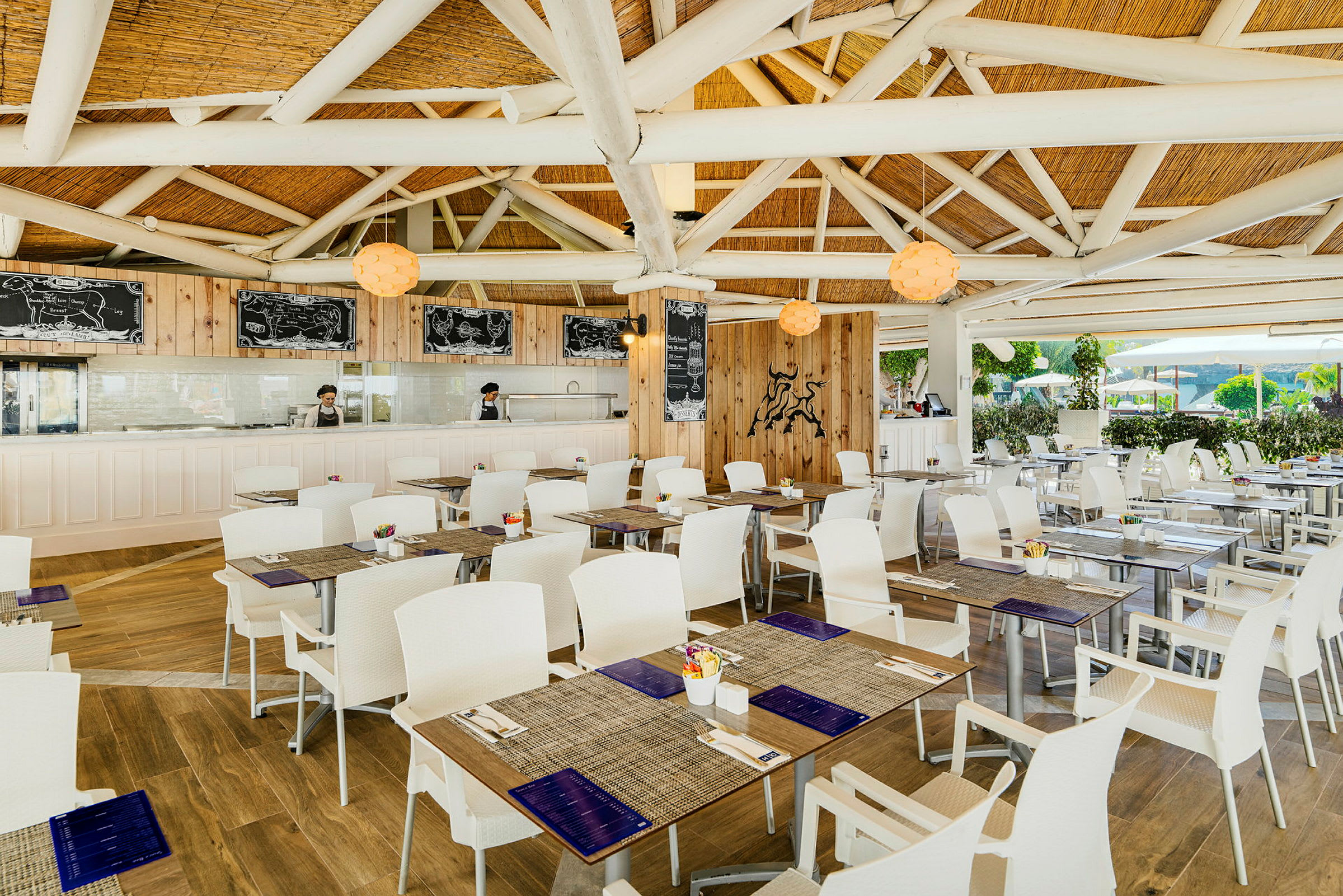 Restaurang med träinredning, vita stolar och dukade bord. (AI-genererad text)