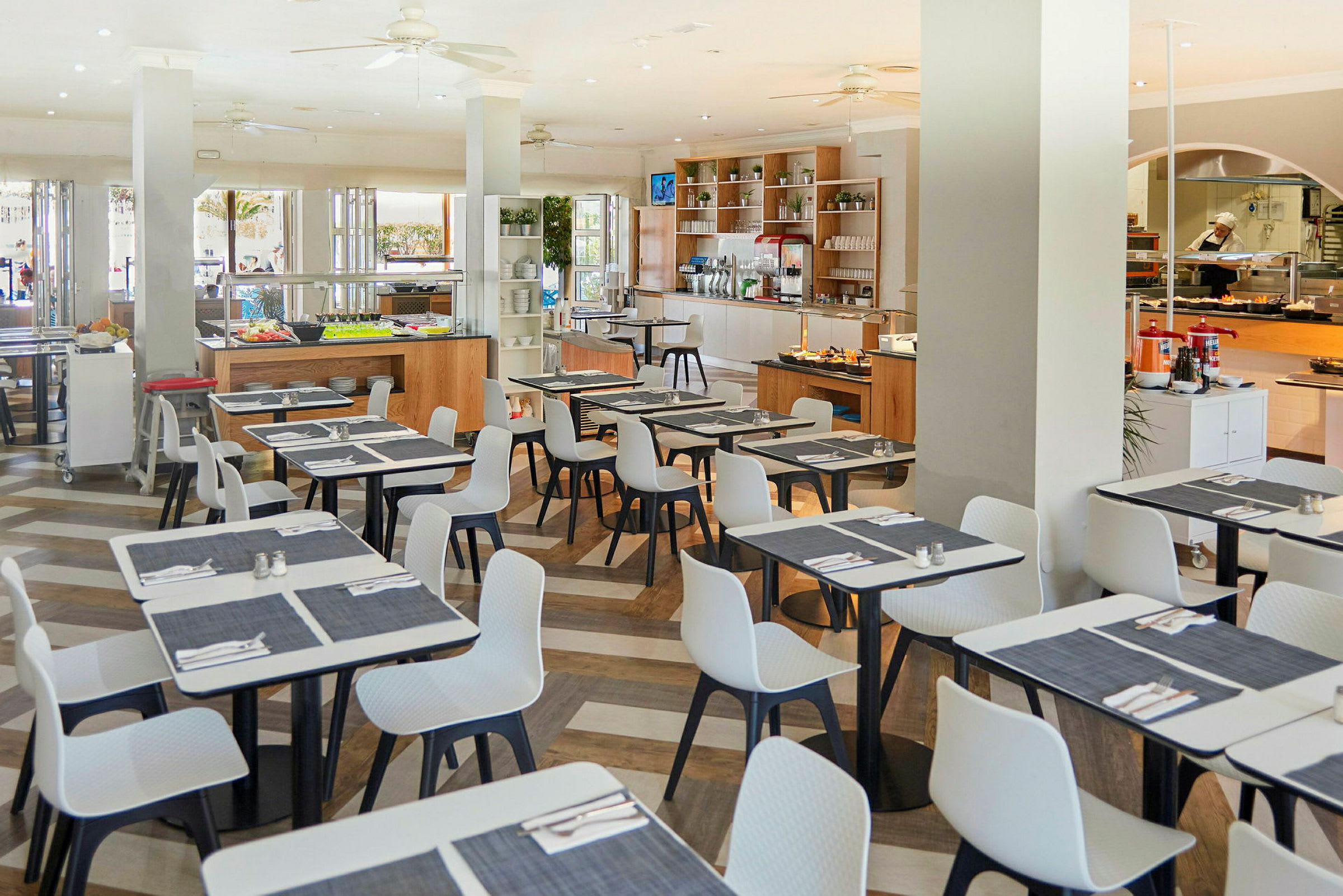 Bild av en restaurang med dukade bord och matbuffé. (AI-genererad text)
