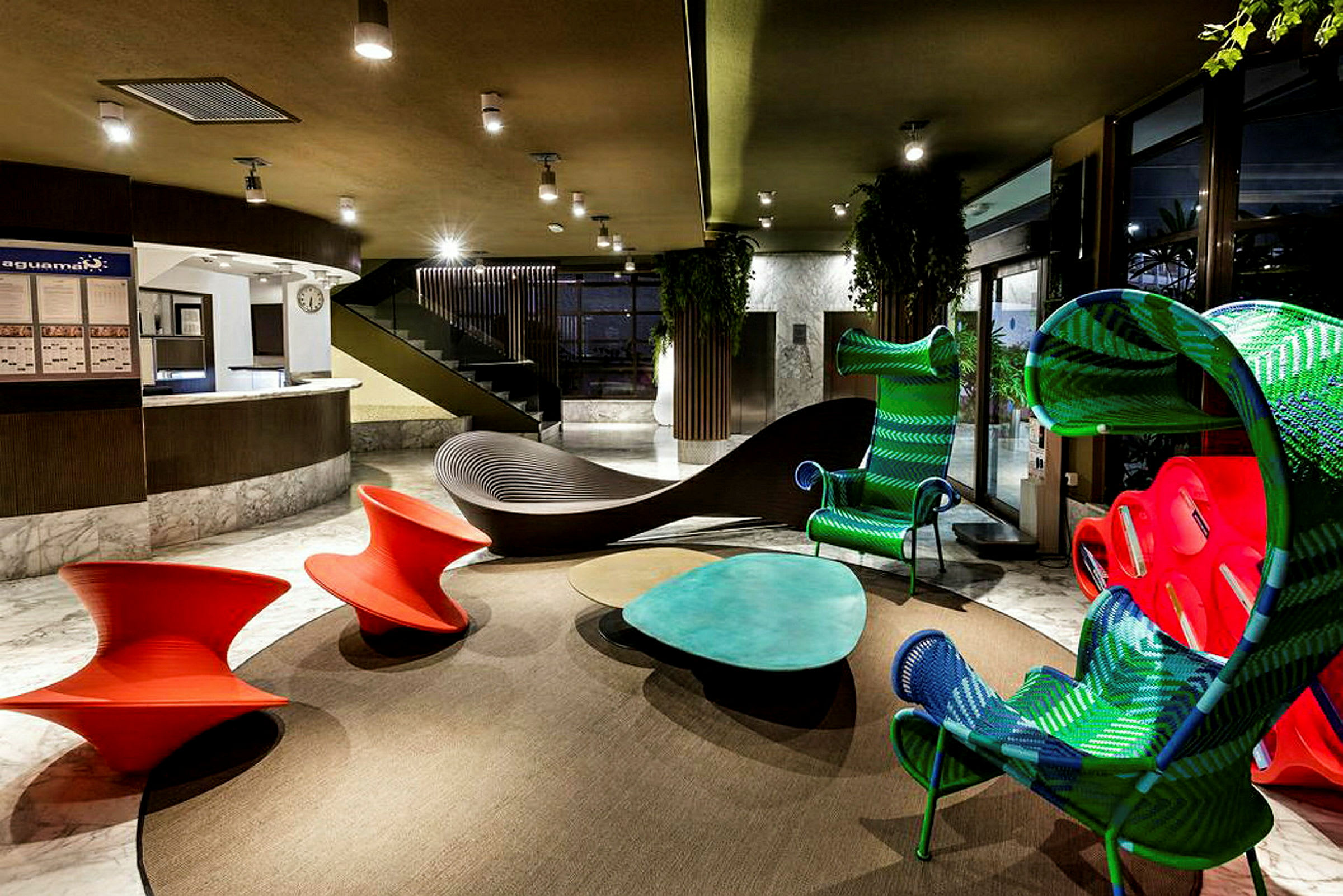 En hotellobby med modern design och färgglada möbler. (AI-genererad text)