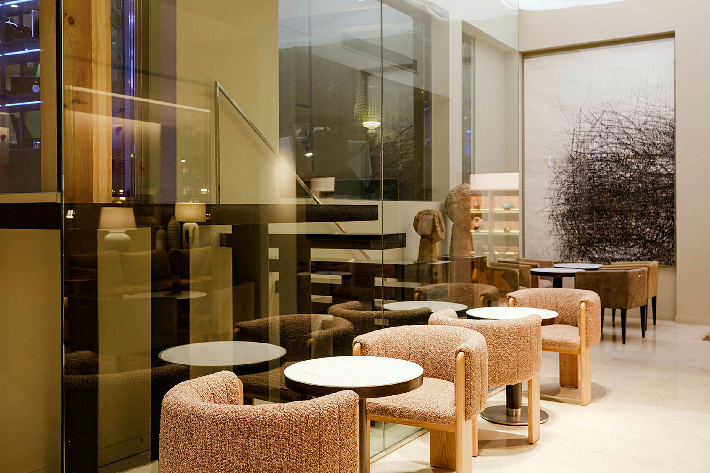 Hotellounge med moderna sittplatser och glasväggar. (AI-genererad text)