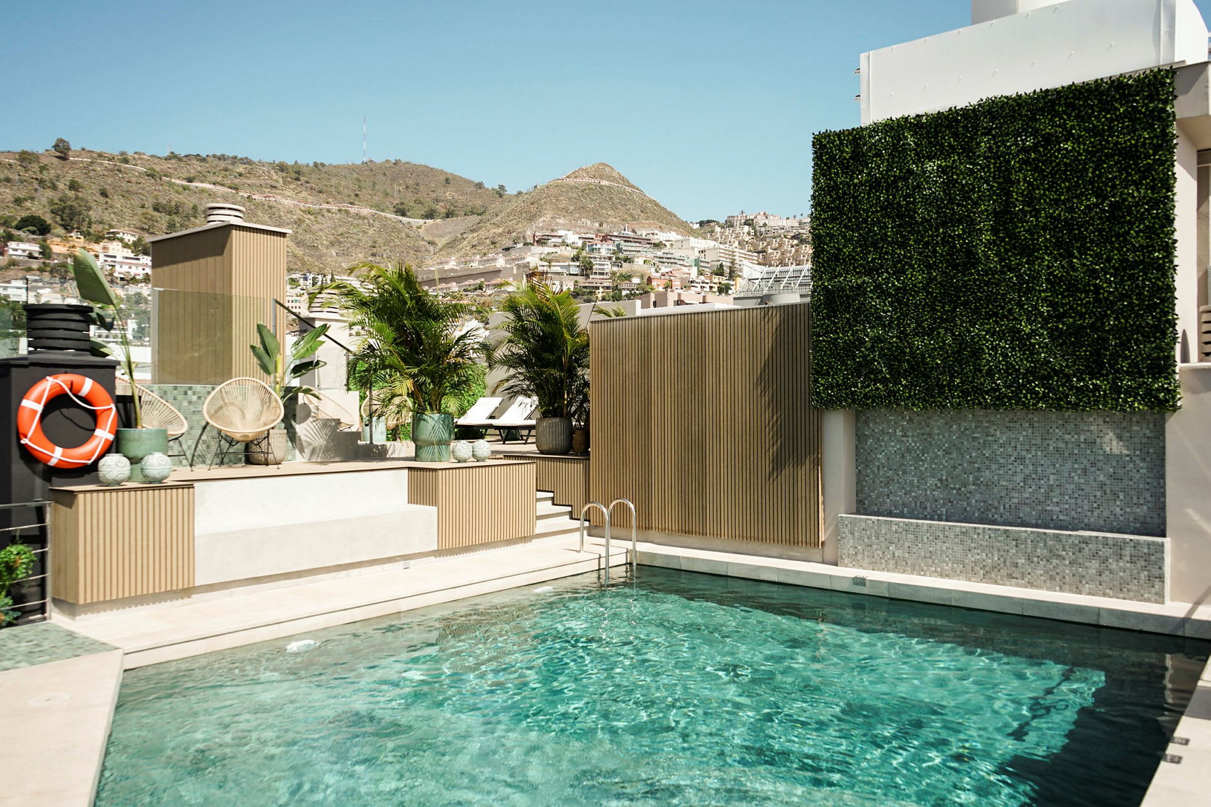 En swimmingpool med utsikt över en bergslandskap. (AI-genererad text)