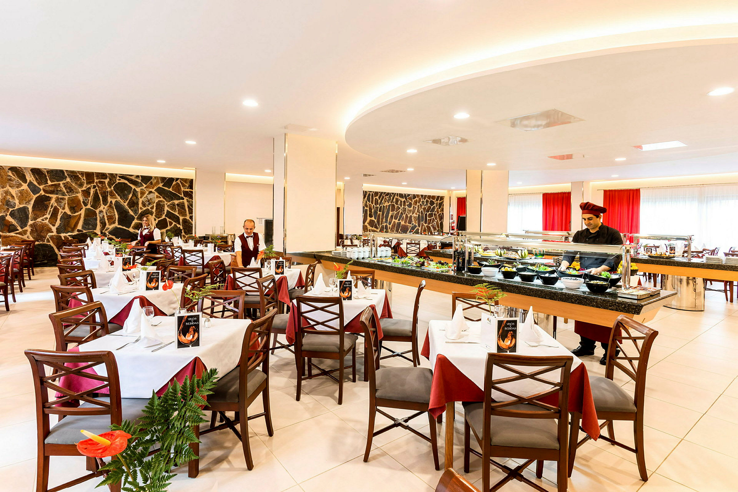 Restaurang med dukade bord och bufféservering. (AI-genererad text)