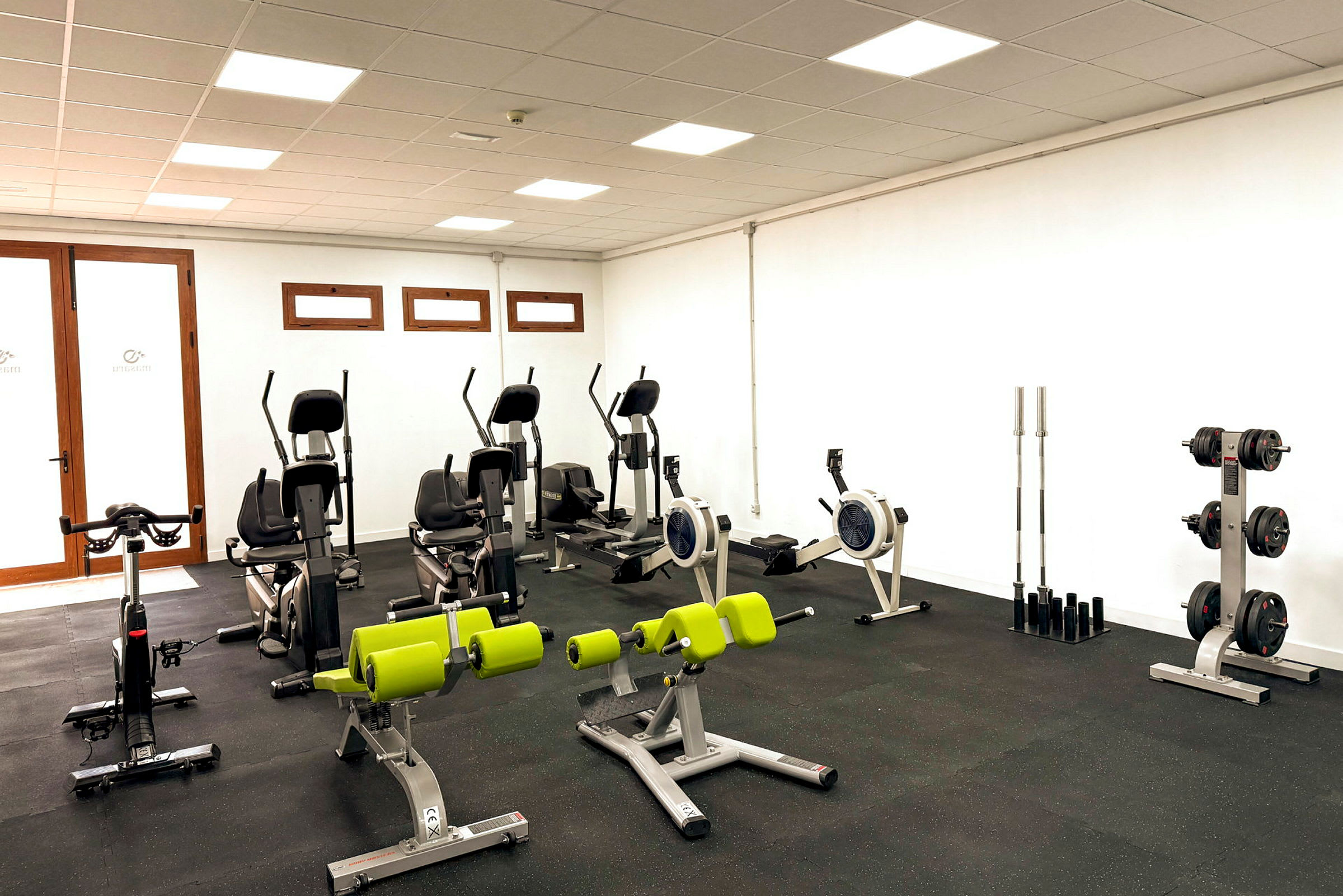 Bild av ett gym med träningsmaskiner och vikter. (AI-genererad text)
