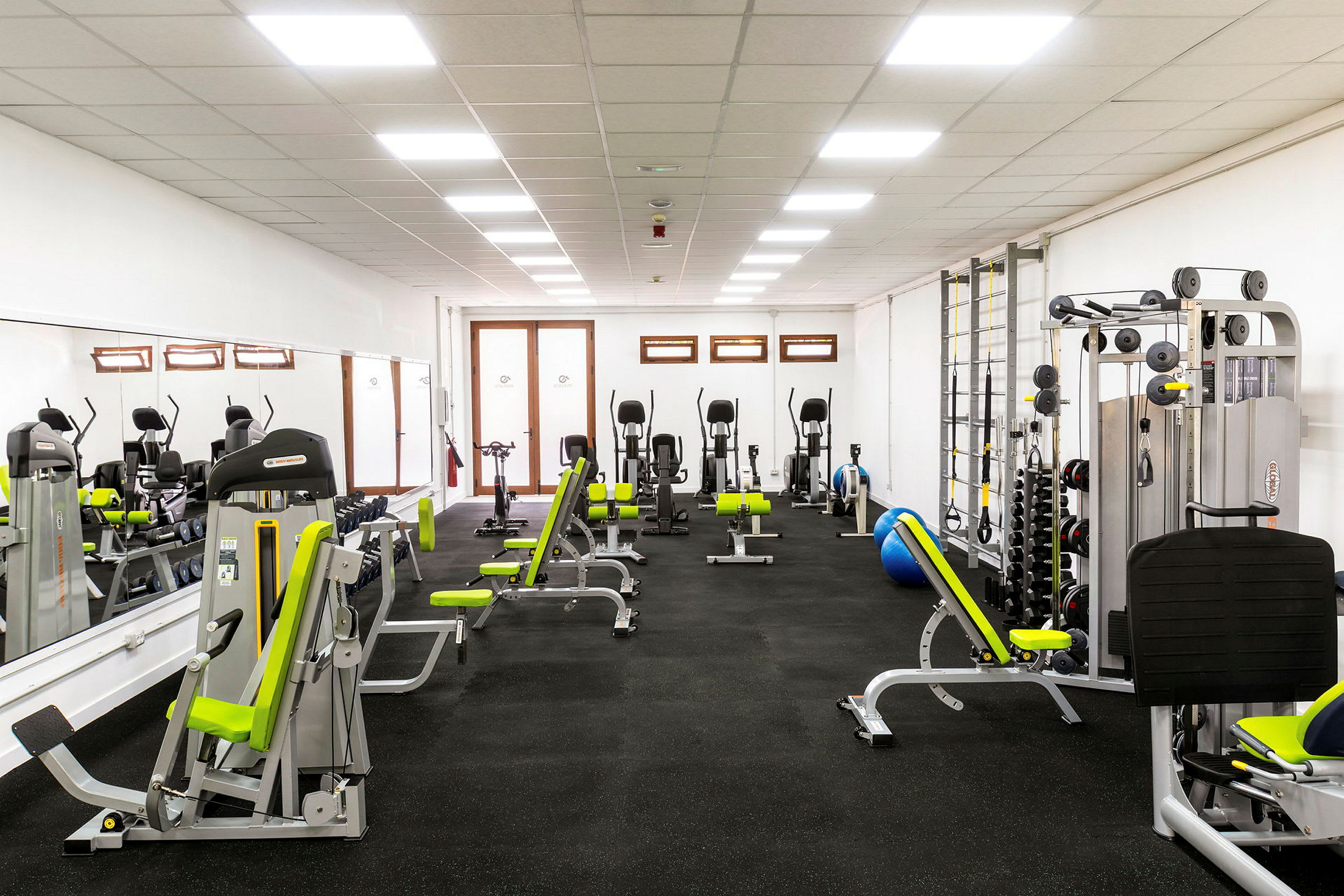 Ett välutrustat gym med olika träningsmaskiner och fria vikter. (AI-genererad text)