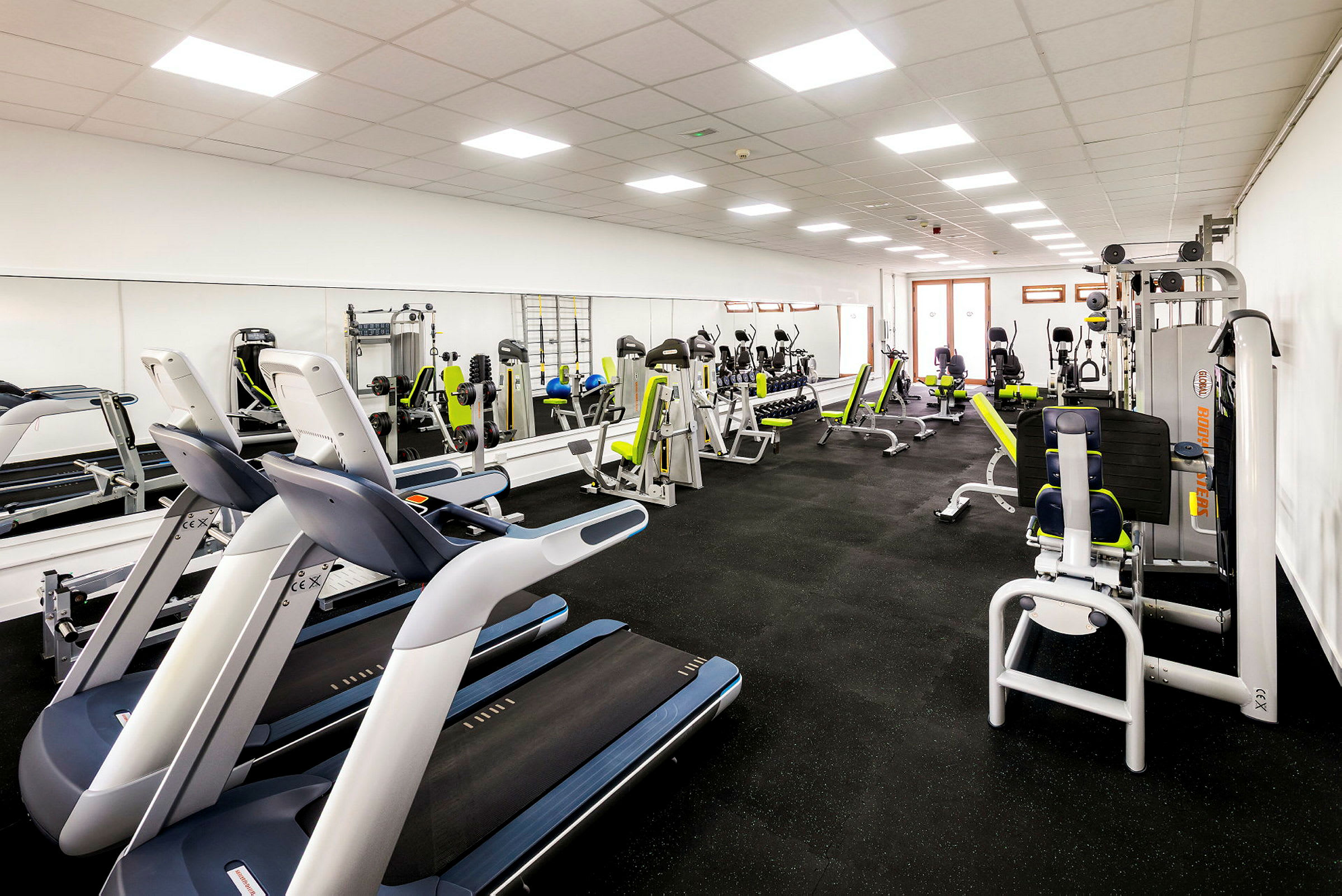 Ett modernt gym med löpband och träningsmaskiner. (AI-genererad text)