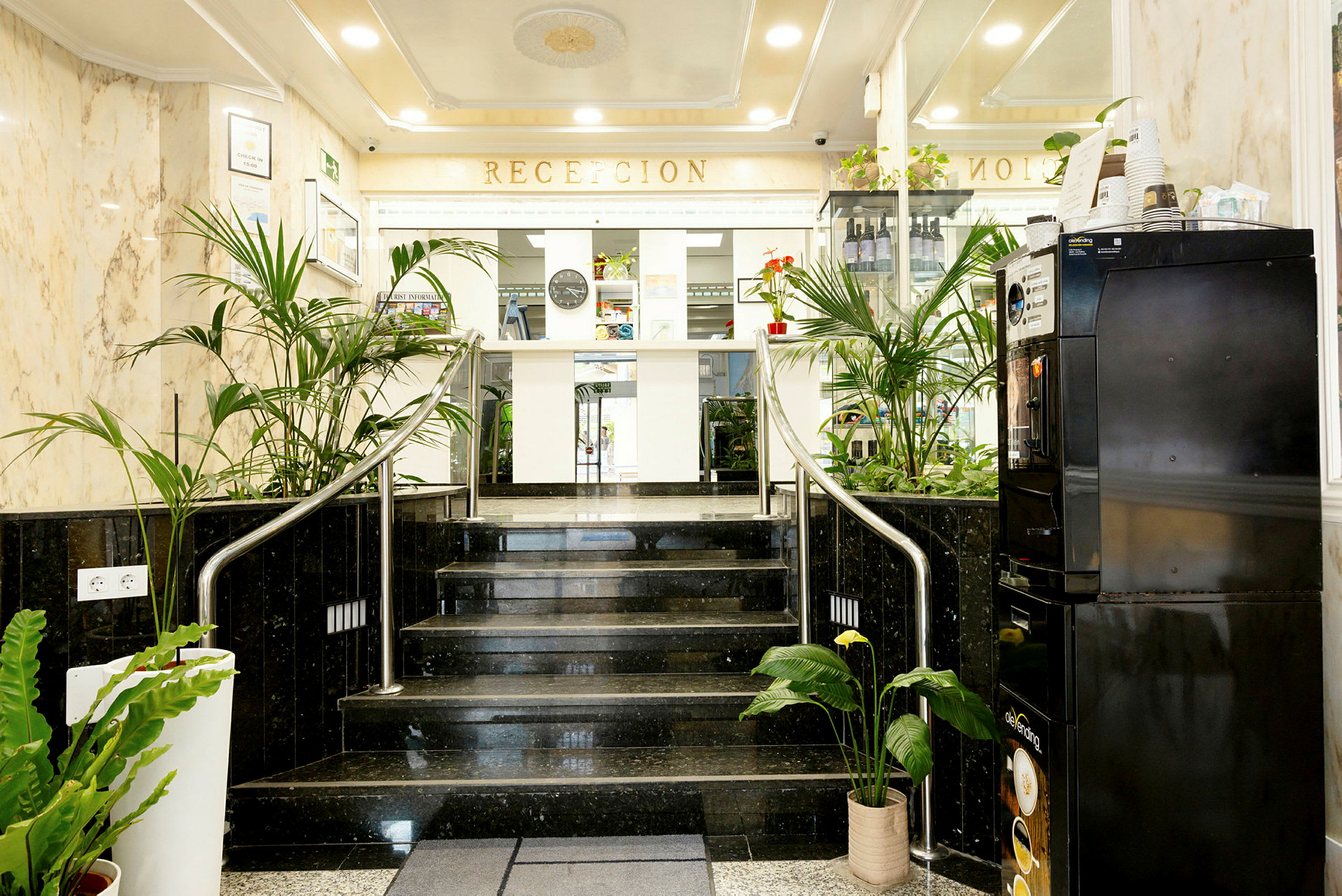 Reception med marmordetaljer, omgiven av gröna växter. (AI-genererad text)