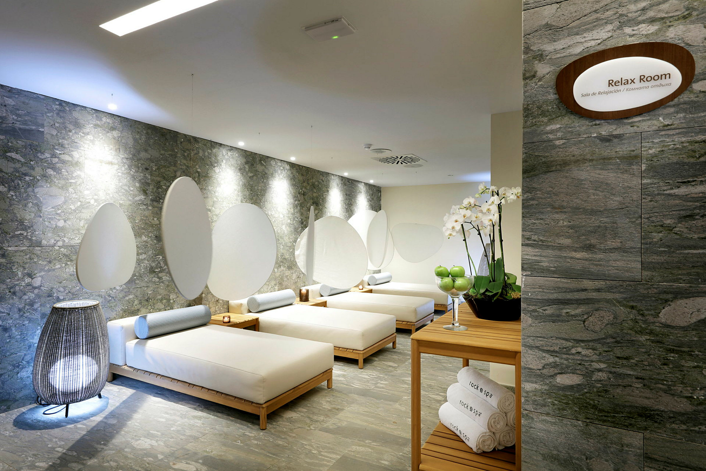 Rum med spa-liggstolar och dekorativa inslag. (AI-genererad text)