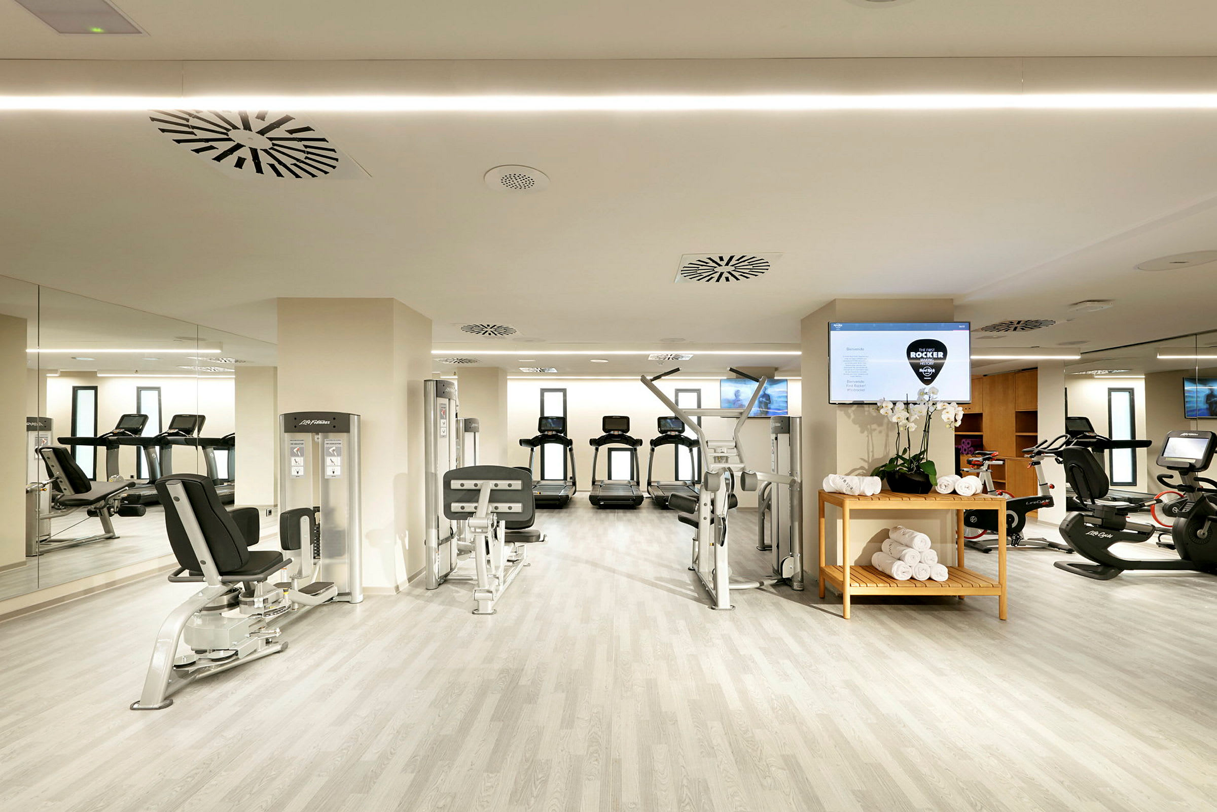Gym med träningsutrustning, springband och cykelmaskiner. (AI-genererad text)