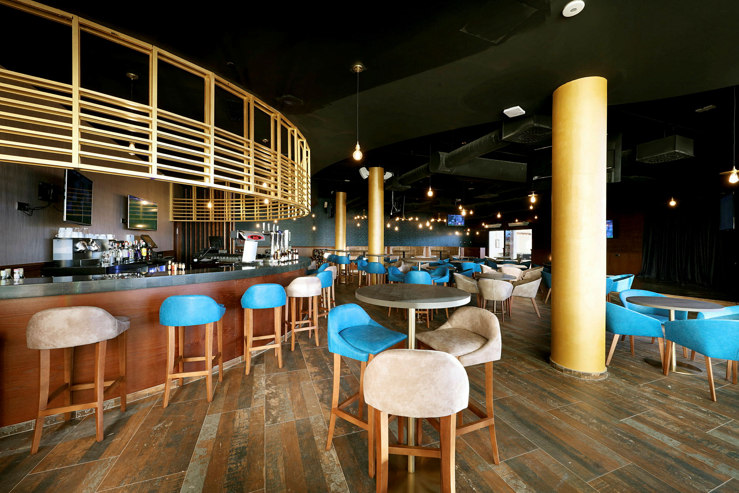 Interiör av en modern bar med träinredning och blå samt beige stolar. (AI-genererad text)