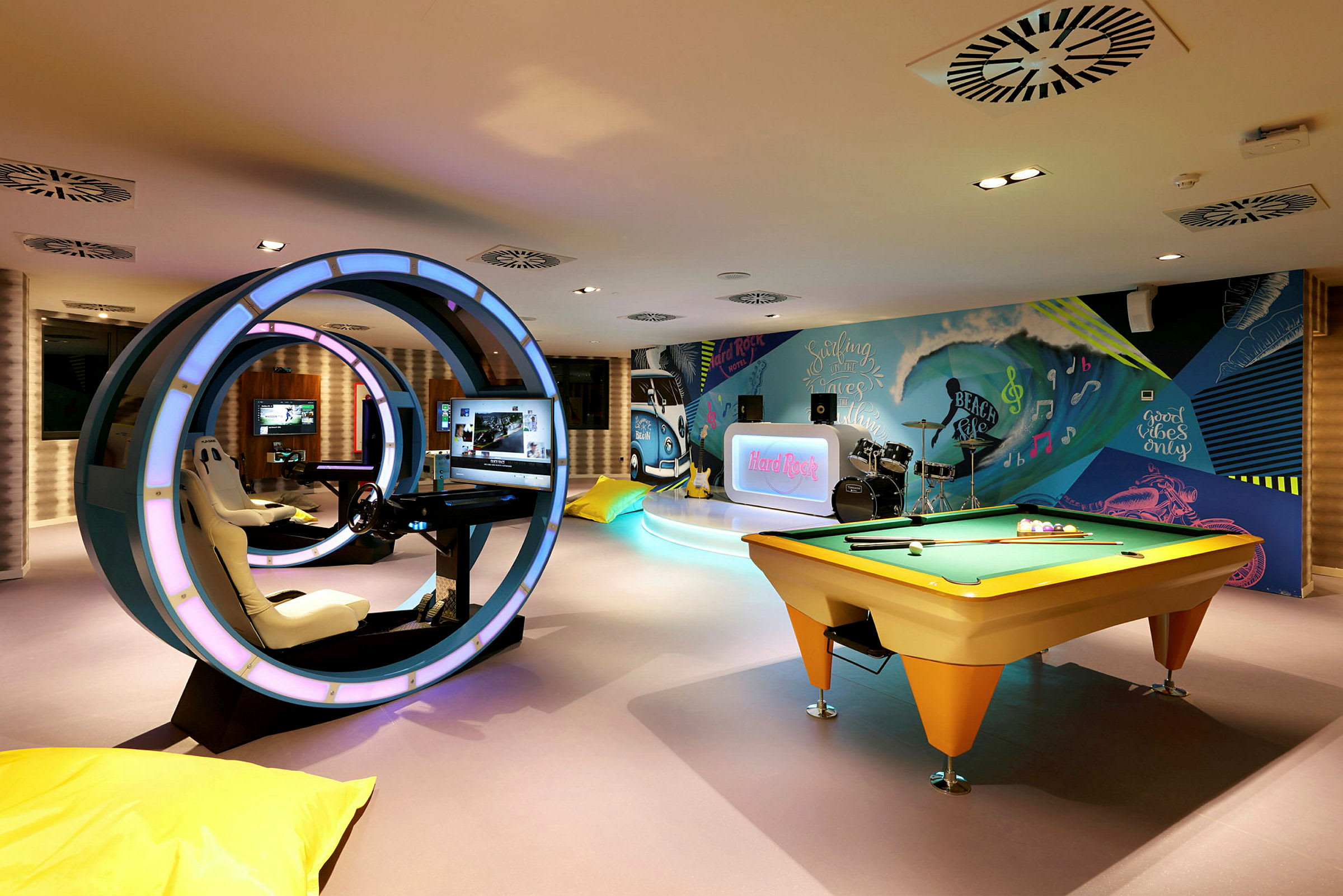 Ett modernt spelrum med biljardbord, racingsimulator och musikhörna. (AI-genererad text)