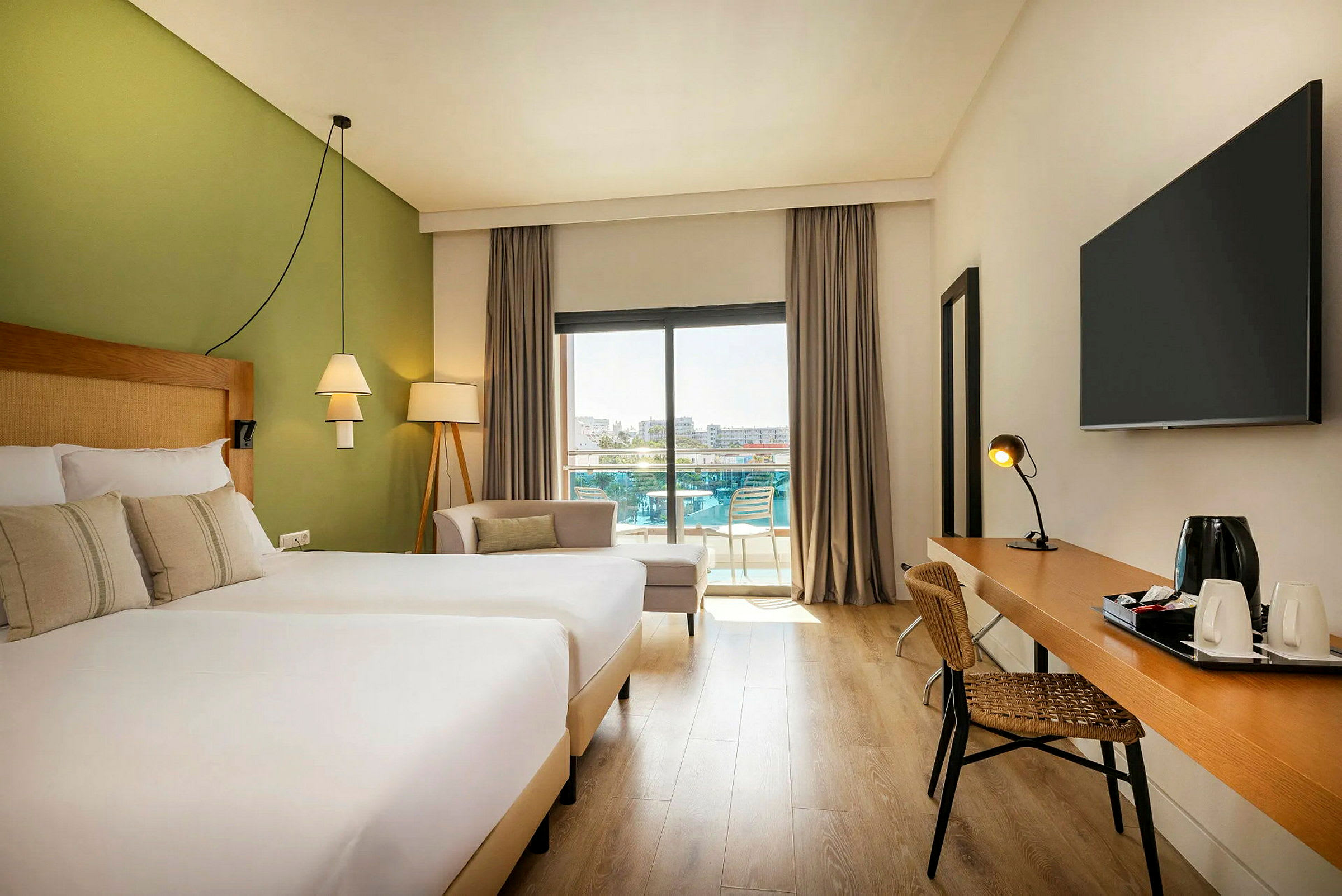 Modernt hotellrum med fönster mot balkong och poolområdet. (AI-genererad text)