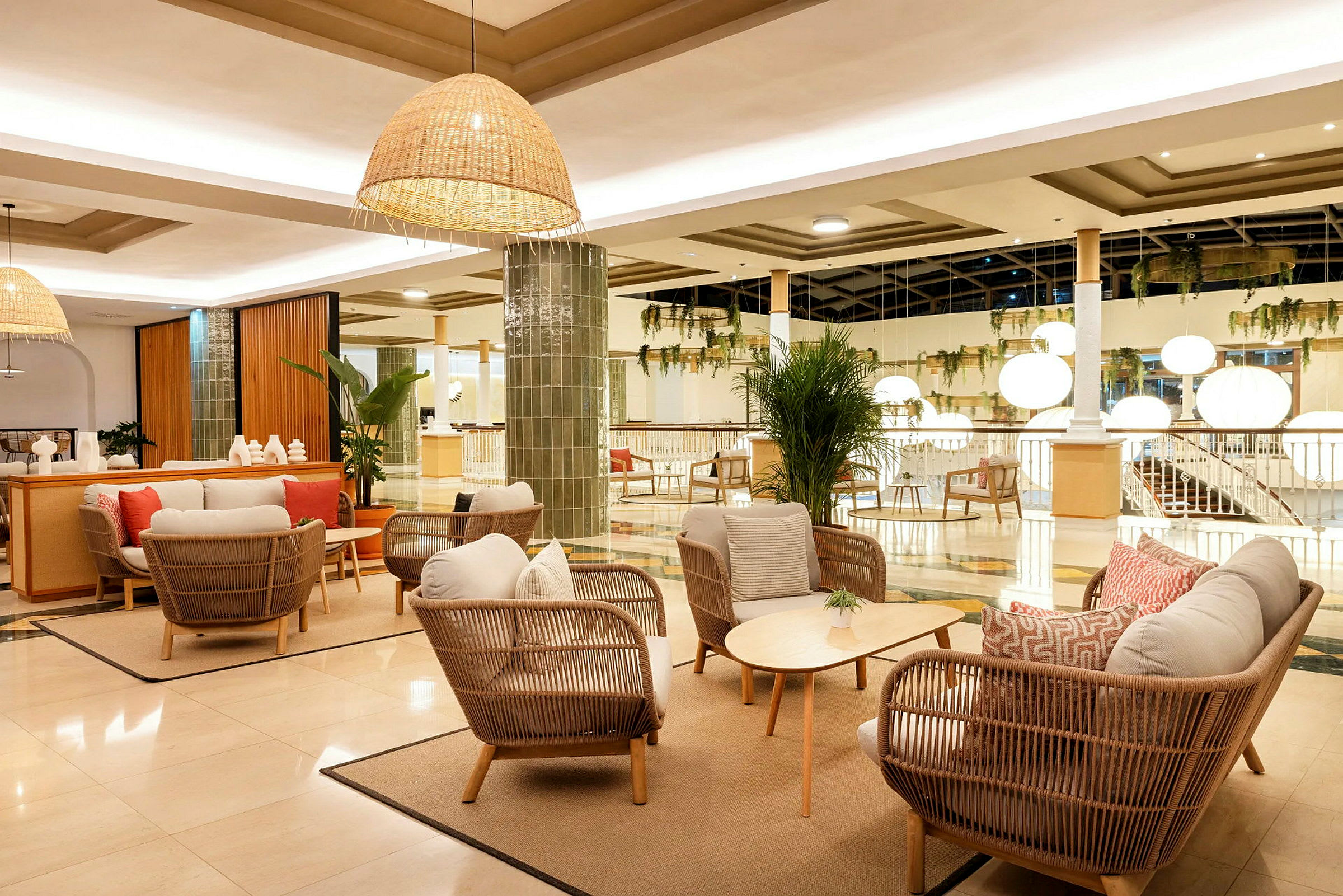 Loungemöbler i ett modernt och ljust hotellområde. (AI-genererad text)