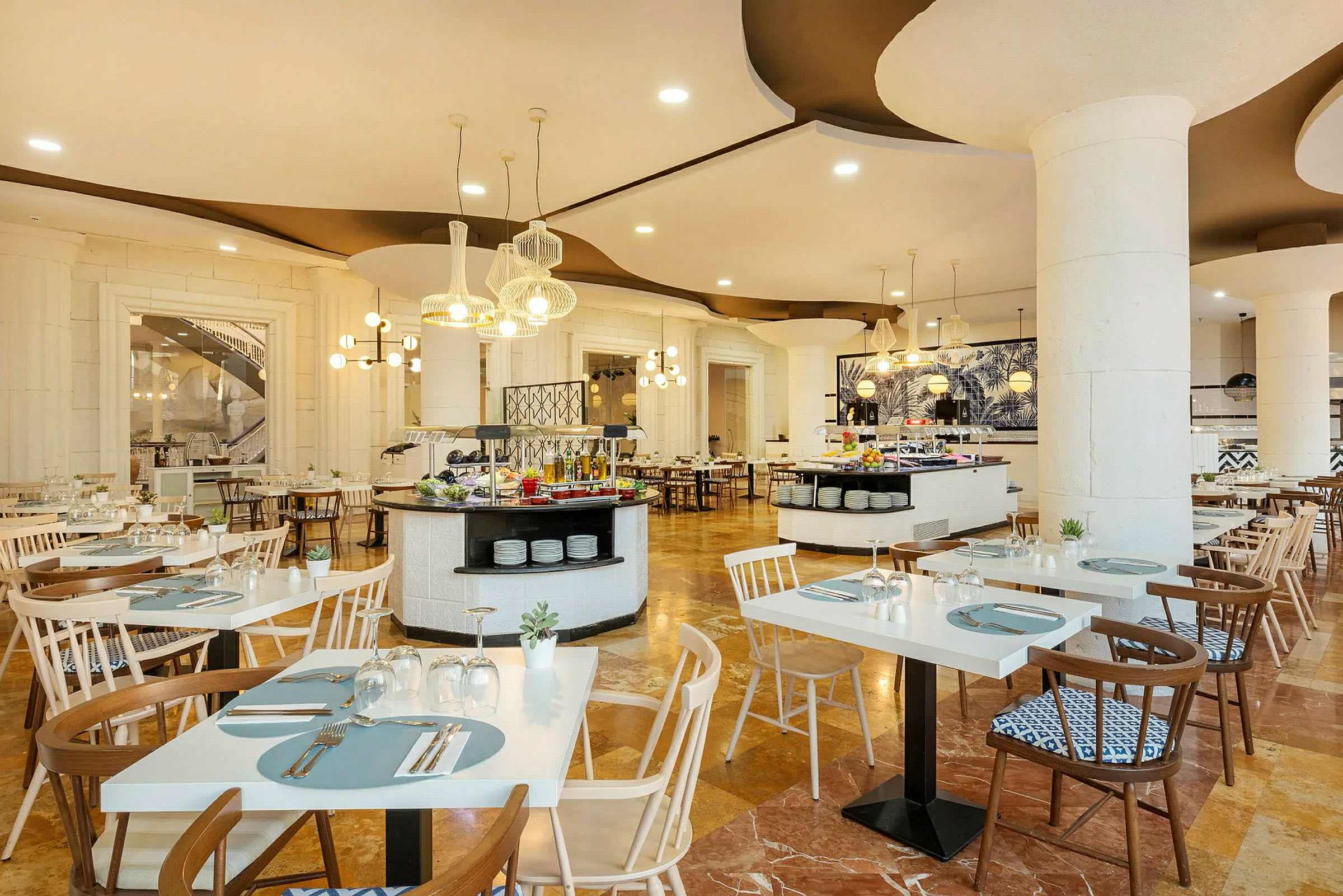 En restaurang med dukade bord och stilfull design. (AI-genererad text)