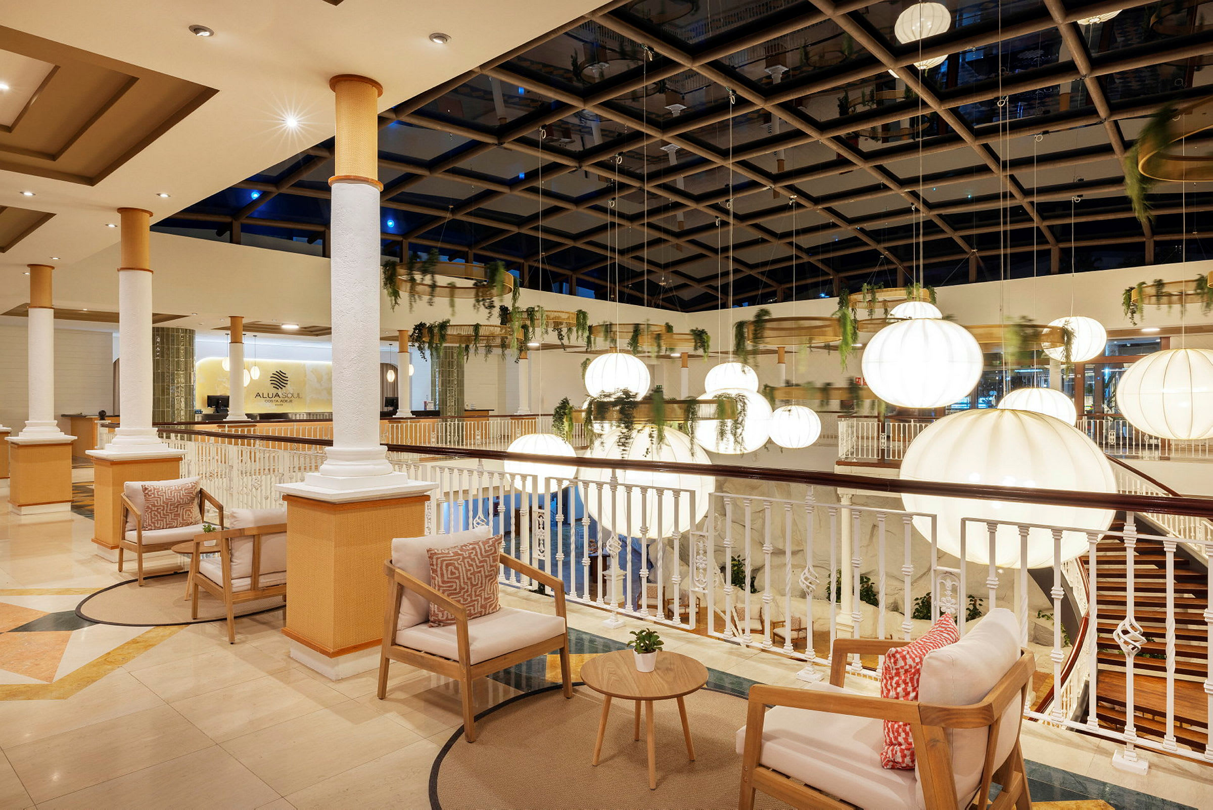 Exteriör av en hotellobby med sittmöbler och ljuskronor. (AI-genererad text)