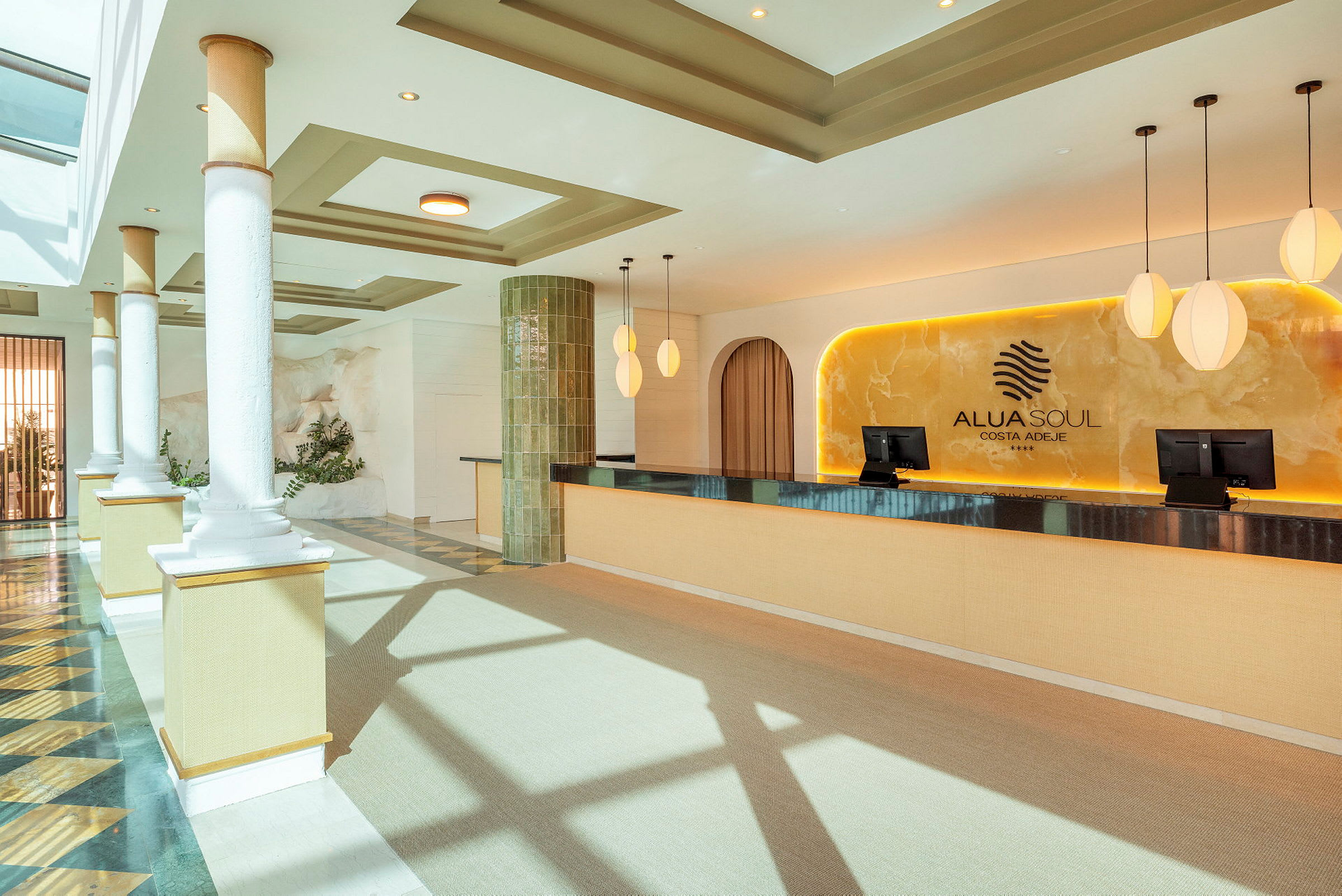 Hotellreception med en modern och ljus inredning. (AI-genererad text)