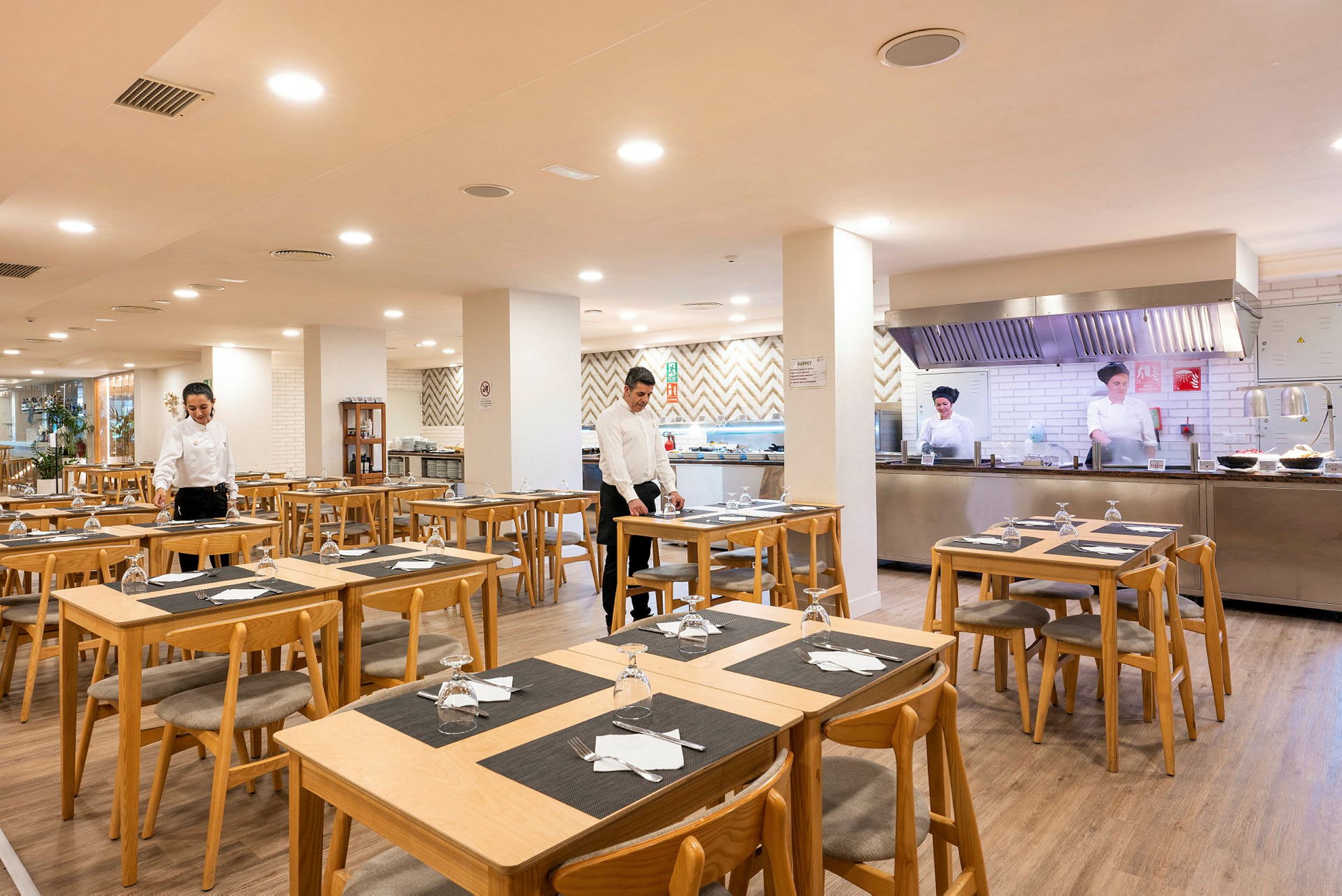 Restaurang med dukade bord och en serveringsdisk. (AI-genererad text)