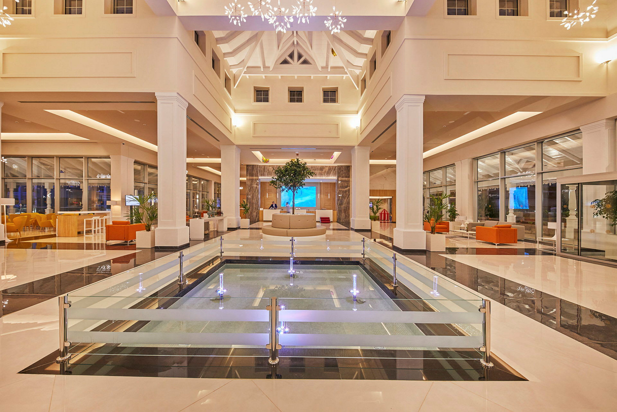 Ljus och rymlig hotellobby med modern inredning. (AI-genererad text)
