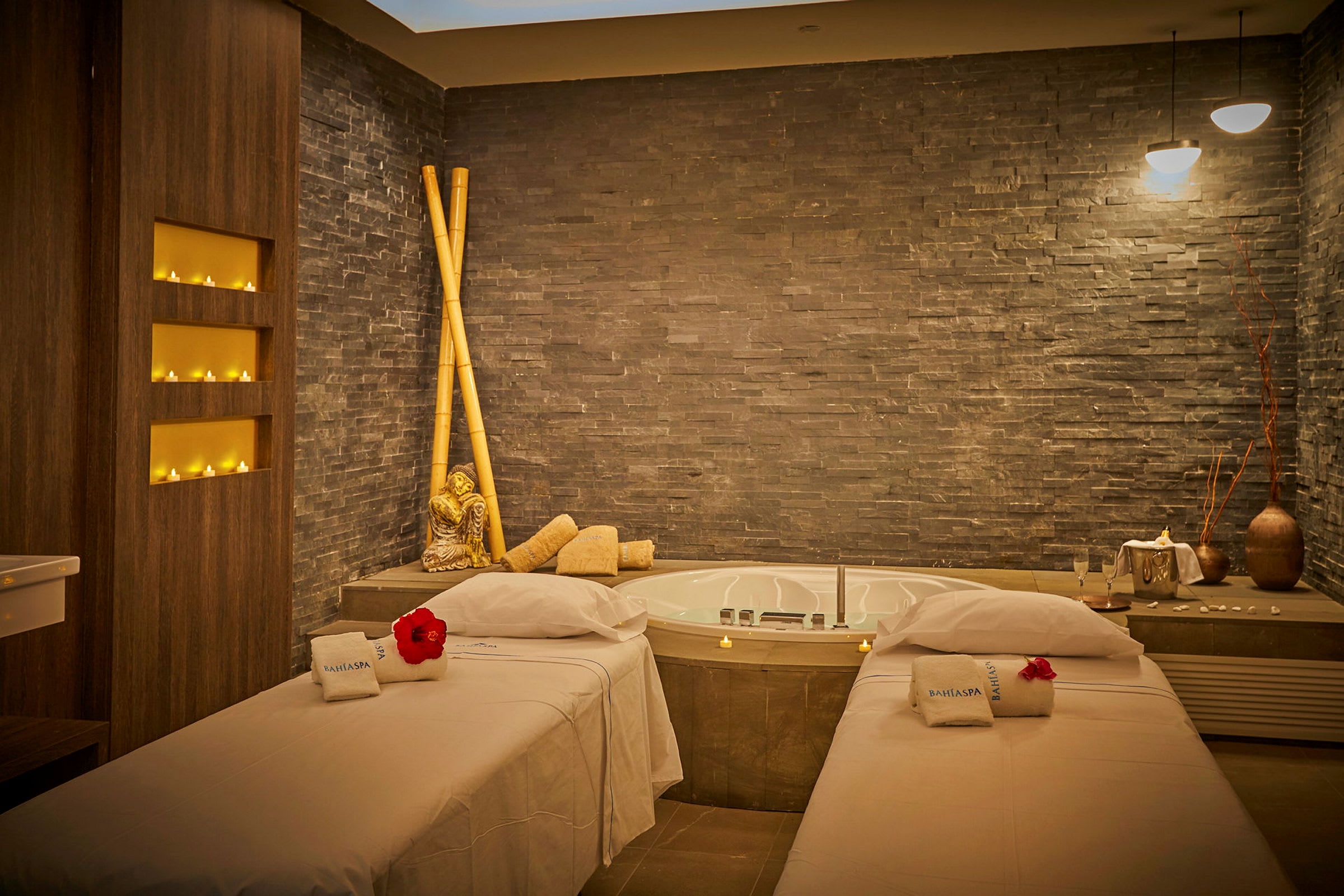 Ett spa-rum med två massagebänkar och ett badkar. (AI-genererad text)