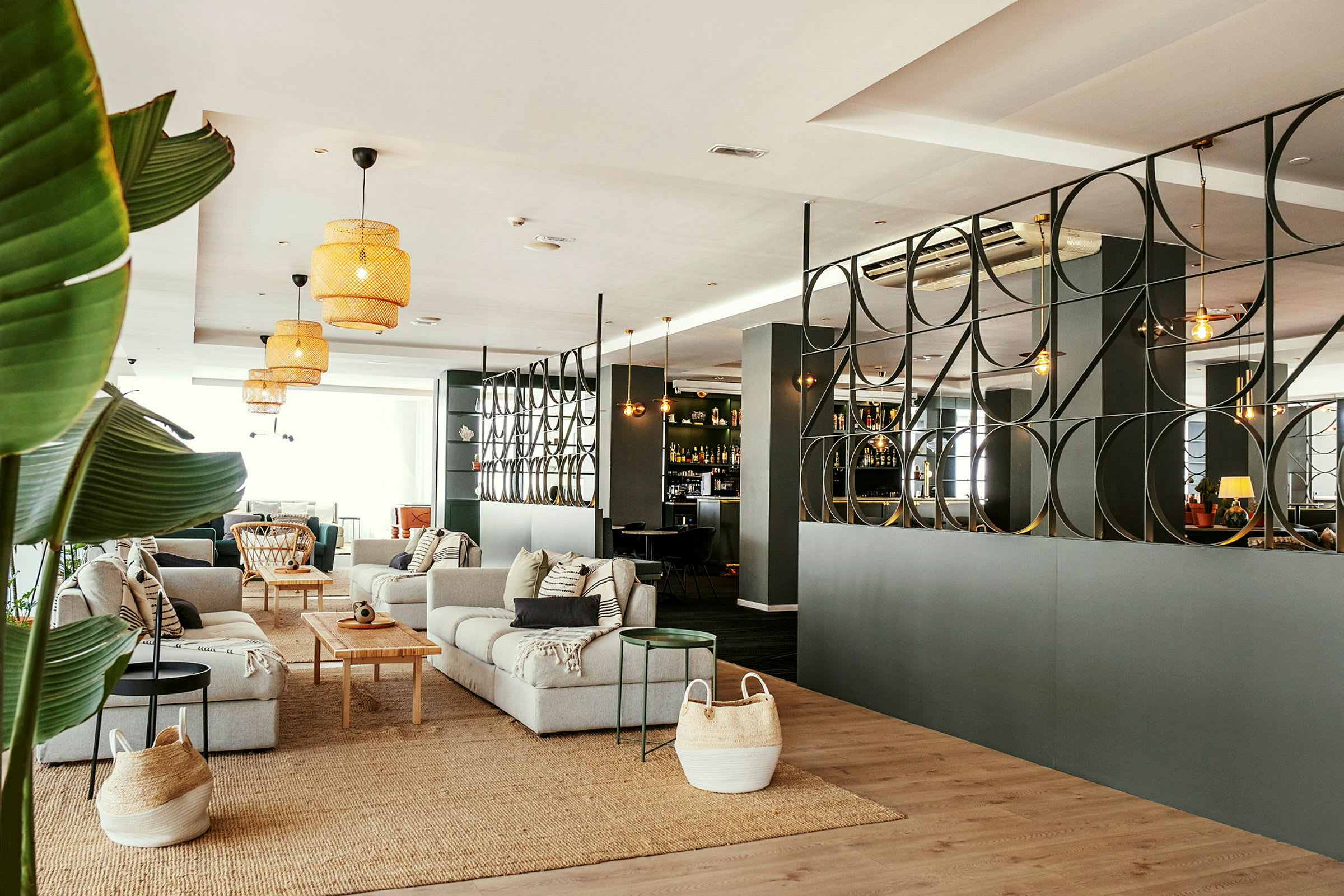 Modern hotellobby med soffor och bord. (AI-genererad text)